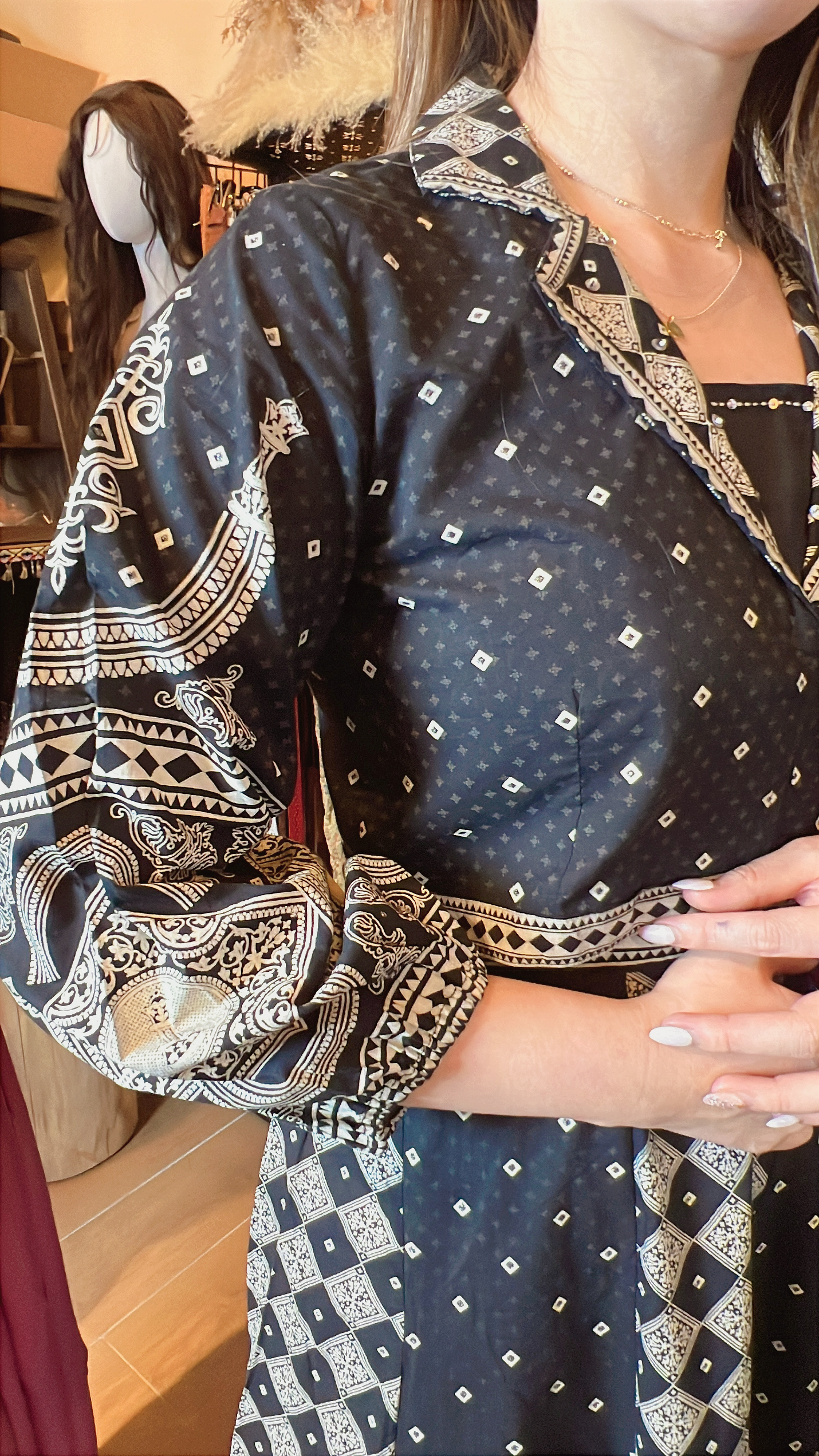 1052 Black & White V-Neck Mid-sleeve Top #1052