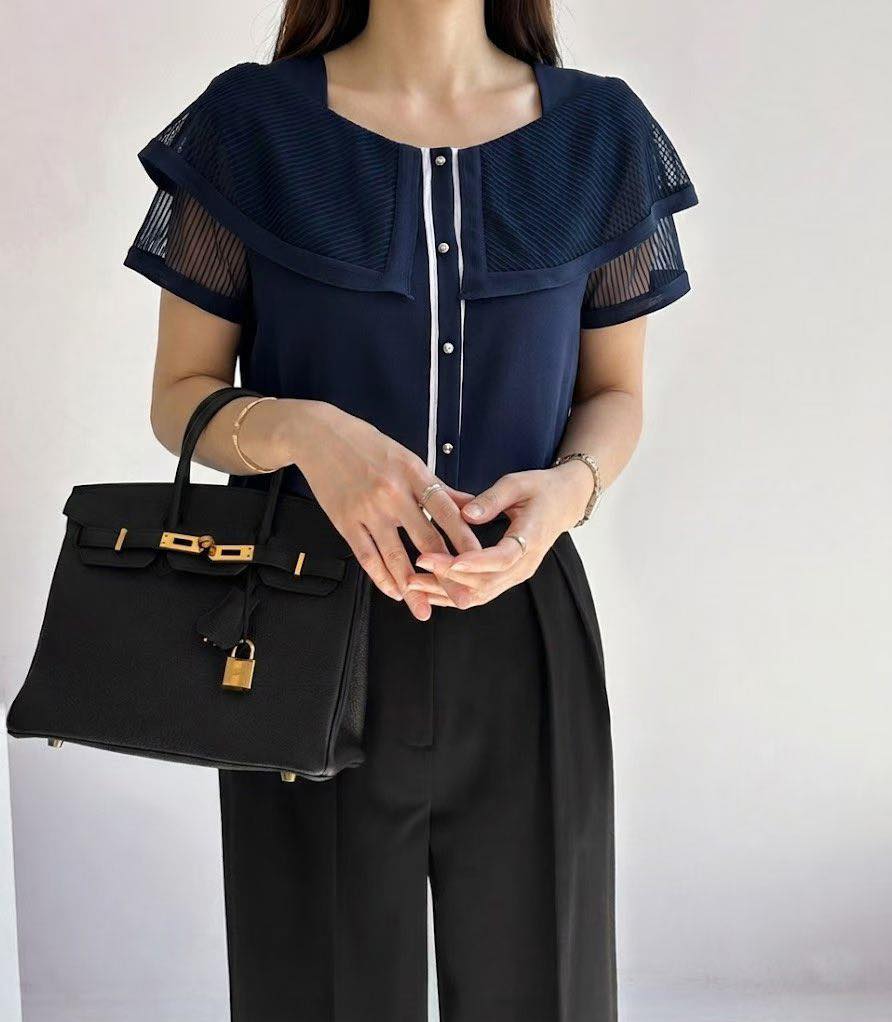 荷葉邊大方領上衣 