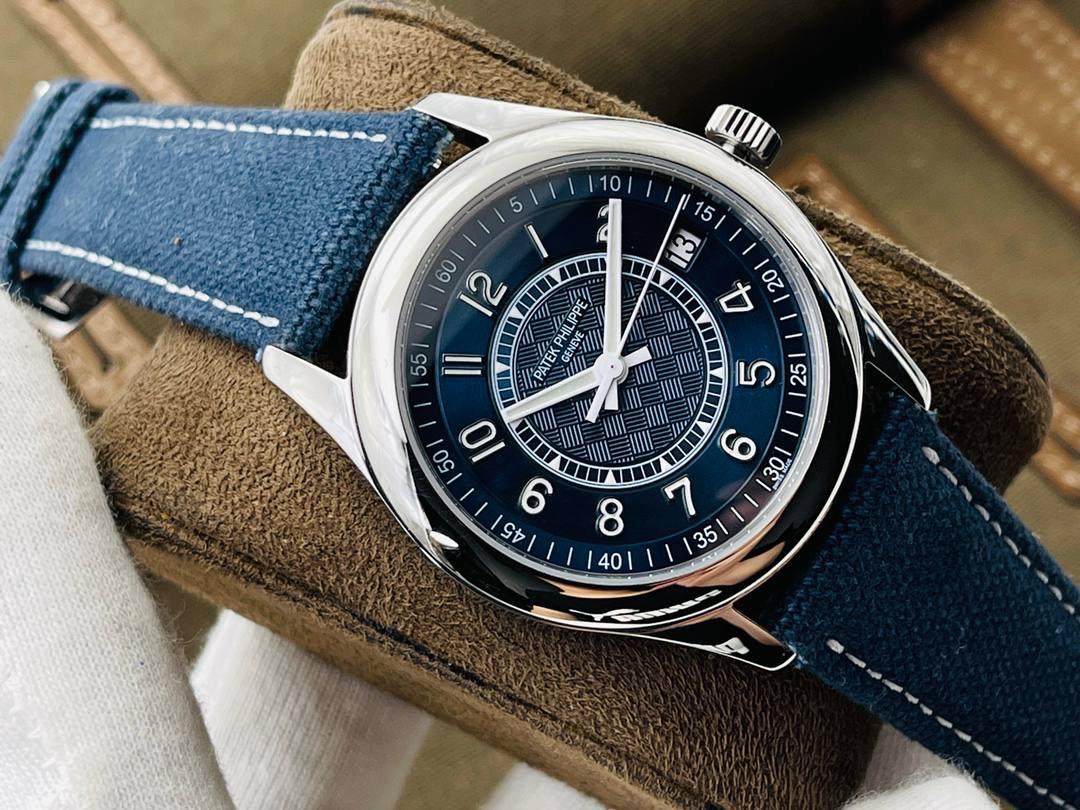 百达翡丽2021新品——Ref.6007A-001（普朗莱乌特制表大楼纪念款）腕表震撼呈现！40mm ✅表镜采用蓝宝石水晶材质，背面清晰镌刻卡拉特拉瓦十字星图案，以及“New manufacture 2019”字样，细节还原度拉满； ✅表壳选用316L精钢打造，搭配宽阔的弧形表圈设计，质感扎实且线条流畅 ✅表盘延续标志性灰蓝色调，辅以精致的圆形缎面打磨工艺，简约大气又不失质感。 ⚙️ 技术突破 搭载第三代324S定制一体机芯，不仅仿真度极高，更能保证走时精准稳定，颜值与实用性兼顾！ 👔 表带与表扣 搭配灰蓝色小牛皮表带，点缀白色缝线装饰，搭配百达翡丽（PP）经典针扣设计，与表盘色彩相互呼应，整体风格协调统一，尽显优雅格调。