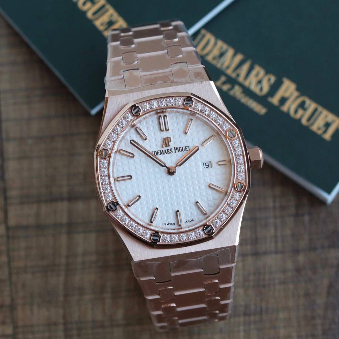 🚀原单AUDEMARS PIGUET爱彼 皇家橡树系列67女士石英腕表 独家原版拆解开模 所有配件均可原版互换使用，搭载原装瑞士F04111石英机芯。走时精准！全程CNC打磨，多次校对调整版型，棱角分明。表壳直径33MM,多边形状表圈与表壳精密相合，表圈以六边形螺丝栓固定在表壳上（圈口镶嵌精美施华洛世奇钻，璀璨夺目）表带链节精致规整，链节经过上百次细致的打磨处理，呈现出完美的纹理。折叠式表扣开合简单，佩戴方便。腕表表耳处呈弯折状，可以保证腕表与腕部更加贴合。表盘镌刻“Grande Tapisserie”大方格纹装饰，搭配荧光立体时标和皇家橡树指针，宽大的指针和时标让读时简单清晰。三点位置日期显示窗口，以阿拉伯数字显示。腕表为密闭表底，表底上镌刻皇家橡树系列的英文名称“Royal Oak”字样✨🔥