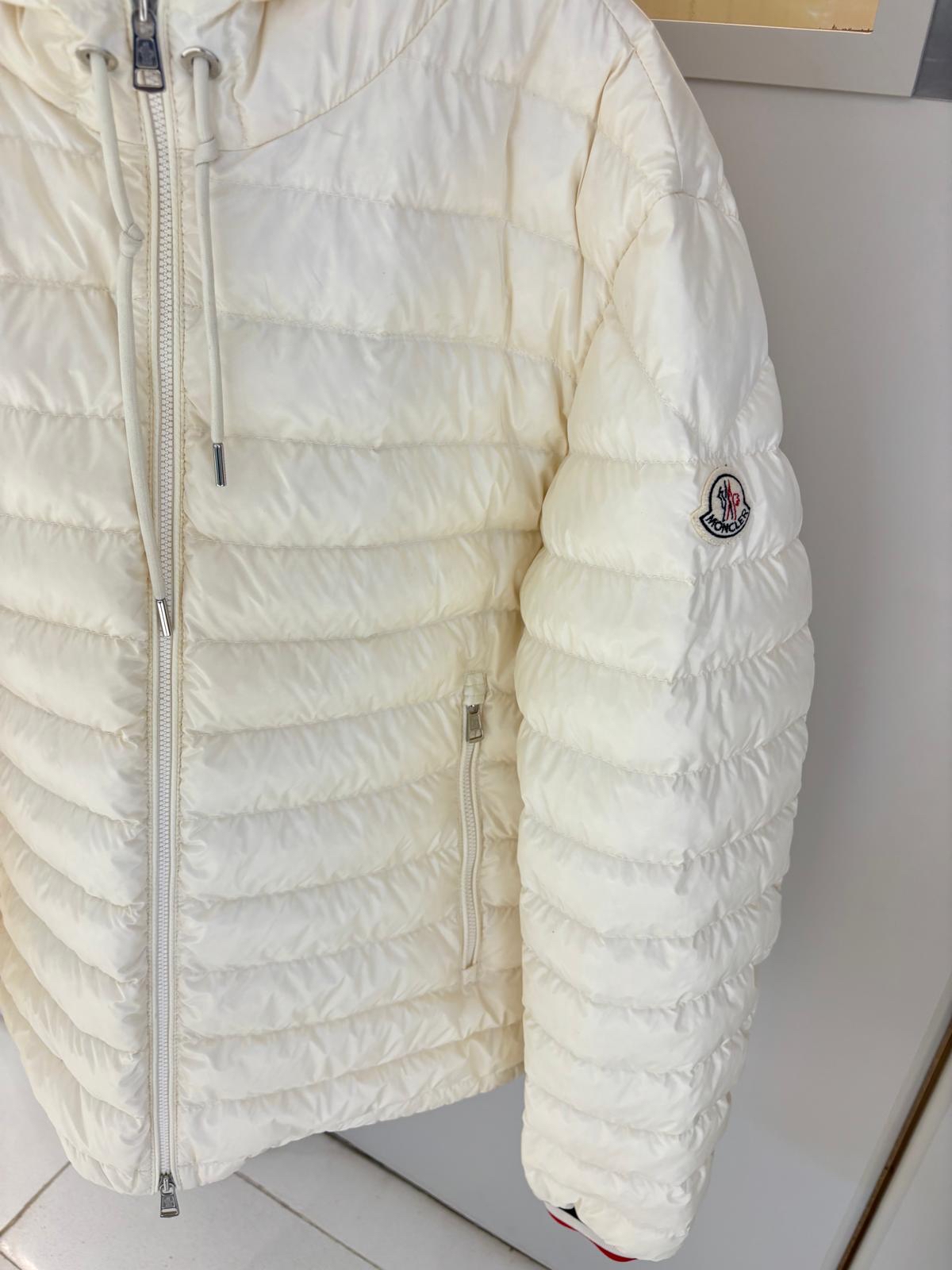 MONCLER outer 100% Nylon Size: 1 Down Outer 白色1碼 100%Authentic 95%new 