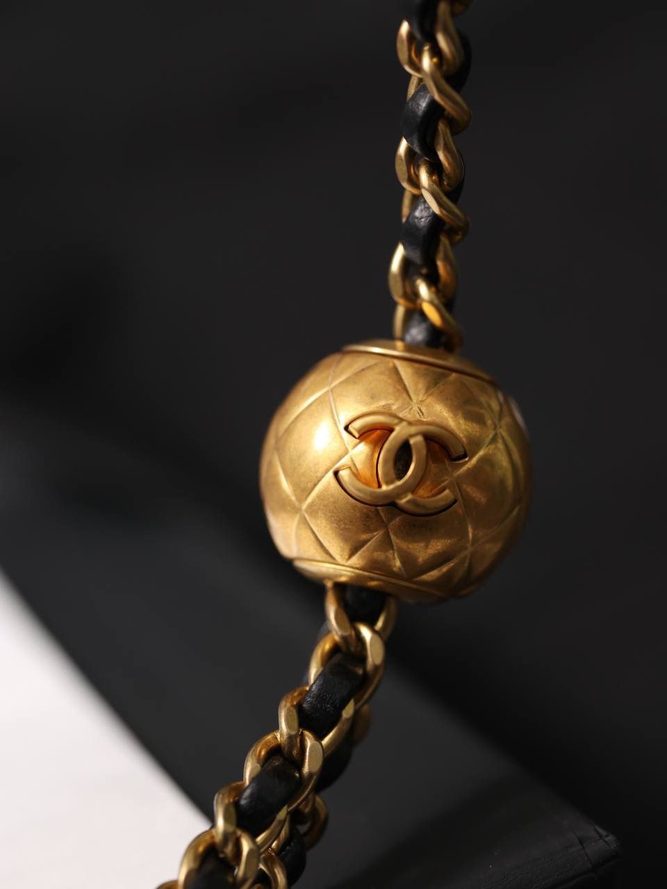 Chanel金球方胖子👜💞 经典金球系列 欧洲独家渠道货 经典的盖口包采用欧洲原产进口的羊皮和进口原厂纯钢顶级五金材质，内里也是采用原厂进口的羊皮，所有托料都是原装进口的，手感和专柜的一模一样✅ 手感细腻，洋溢着ZP质感，嫩的如刚出生的婴儿皮肤，非常的香，性价比也是非常高 简单又大气，每个女生都想拥有的一款心仪的包包，喜欢小香家的包入门级必买的bag❤️‍🩹 尺寸:19cm x 13cm x 6cm