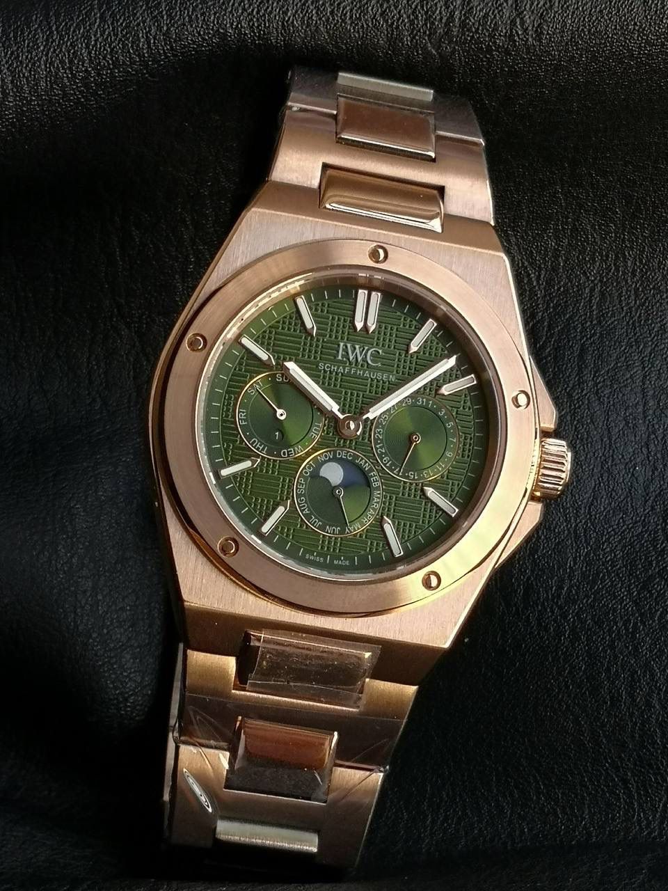 万国工程师系列万年历腕表，复刻界最复杂的腕表，所有功能同步原装，所有功能调节通过把头控制. 1⃣️【功能介绍】3点钟位置显示日历，9点钟位置显示星期，6点钟月份月相指针显示。 2⃣️【做工精细】外壳采用原版同样的三件套结构，中间拉丝，上下壳为抛光，镜面采用高成本的锅盖形蓝宝石，使其质感提升。 3⃣️【机芯性能】尺寸41.6mm,机芯采用天津机芯改82600，高效稳定，动力时间长达72小时以上，进行加装复杂的万年历模块，而且同步所有功能实现同步原装通过把头调节。 4⃣️【⚠️注意事项】由于万年历模块十分复杂在出货前都会调准时间，客户收到直接上链上手佩戴即可，⚠️请不要轻易乱调，由于机芯加装升级功能，调节需慢慢按调。