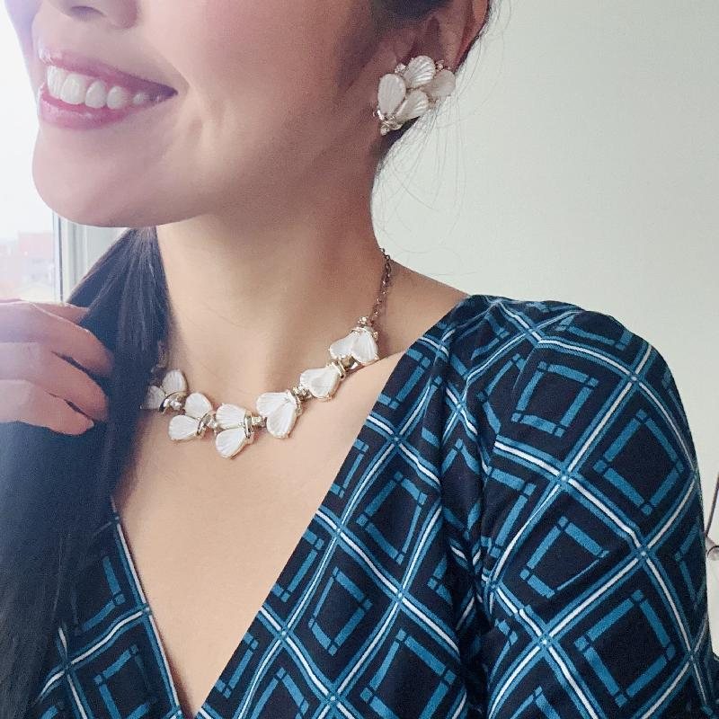 Vintage 1960s Pearlised Shell Shape Lucite Plastic Jewelry Set - Necklace, Bracelet and Clip Earrings (MT2127)