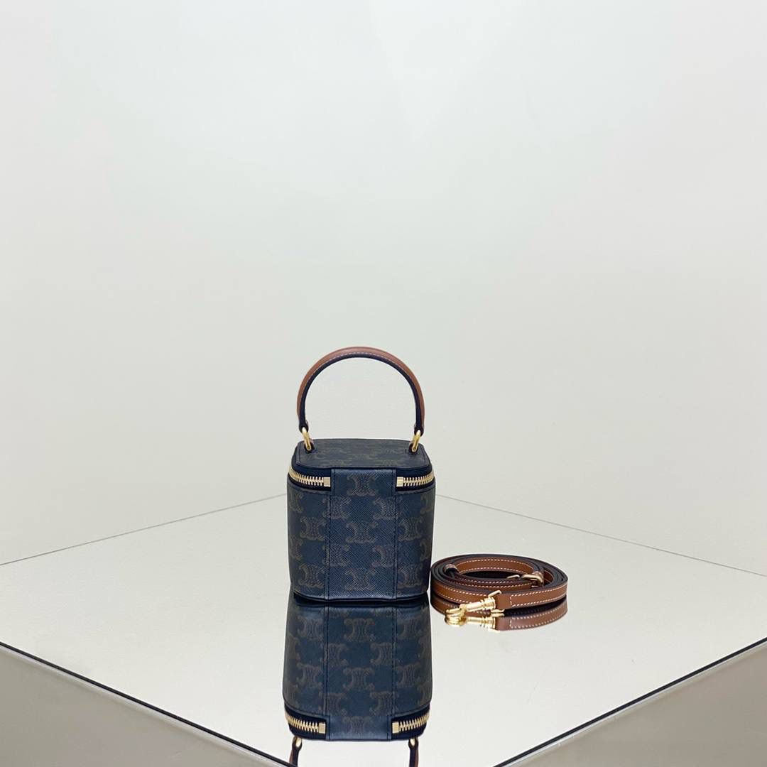 🔥大货实拍图 𝗖𝗘𝗟𝗜𝗡𝗘 ♥ 𝗧𝗥𝗜𝗢𝗠𝗣𝗛𝗘迷你小方盒 型号：10J762 尺寸：9.5*8*9cm CELINE女孩盲冲新款迷你小盒子，可爱到💥，夏天搭短袖，冬天配大衣，都是随手一拎就可以出门，到手就是大写真香～