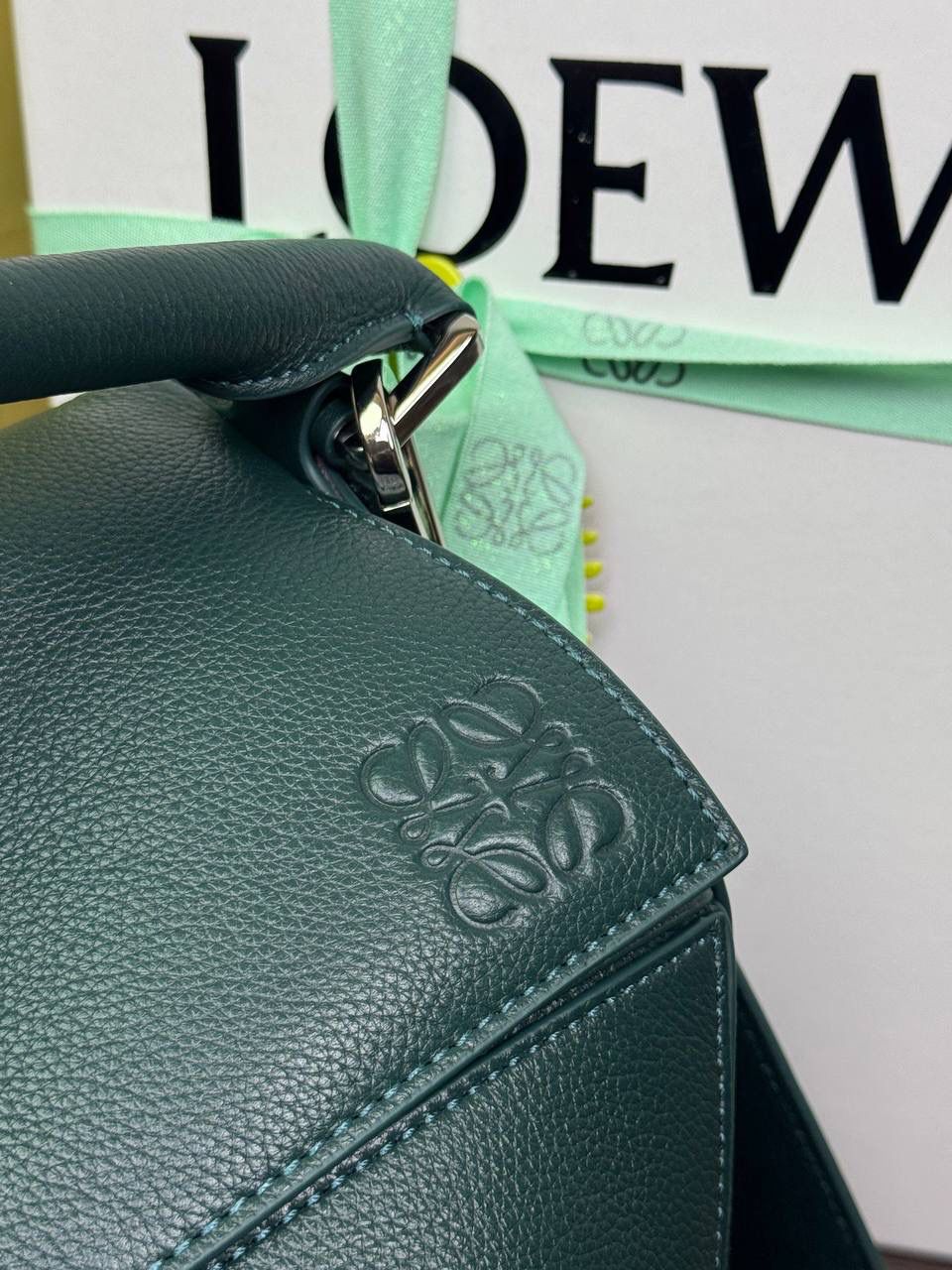 🎈【全钢】大号鹿皮𝘗𝘶𝘻𝘻𝘭𝘦* ——【👉🏻常青色到货✅】 尺寸：𝟑𝟐.𝟓-𝟏𝟒.𝟓-𝟐𝟑.𝟓𝐜𝐦 编码：260403 【配全套包装】 ❤️经典拼图系列•不规则立体几何设计•最具辨识度的立体廓形和几何美学•顶级进口皮搭配德国沙菲线•独家定制五金•𝗬𝗞𝗞拉链拉头。 ❤️该款大号采用鹿皮革制成•绒面内里•搭配一条可拆卸可调节的皮肩带•肩背斜挎或手提多样化背法。