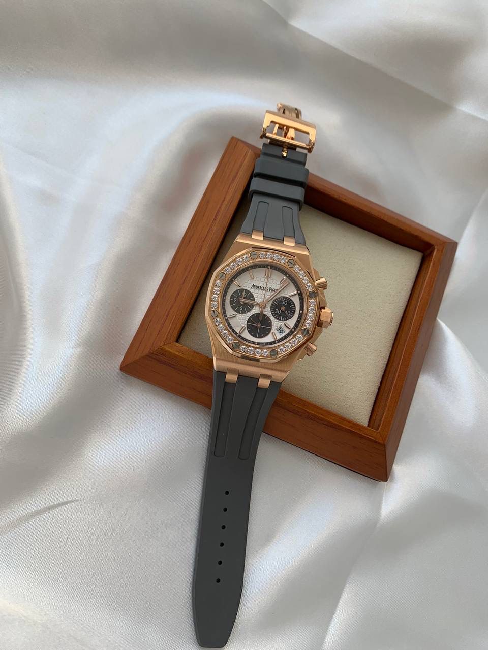 爱彼女款、小红书爆款，喜欢大表盘的女生、必备款，表盘37MM、蓝宝石防刮花玻璃，316精钢表壳、纯手工镶嵌32颗莫桑钻、搭配瑞士多功能石英机芯精准走时，表带采用进口橡胶工艺，佩戴舒适不过敏、折叠扣设计，佩戴便捷，数量有限，先到先得，多种色系，穿搭任选！