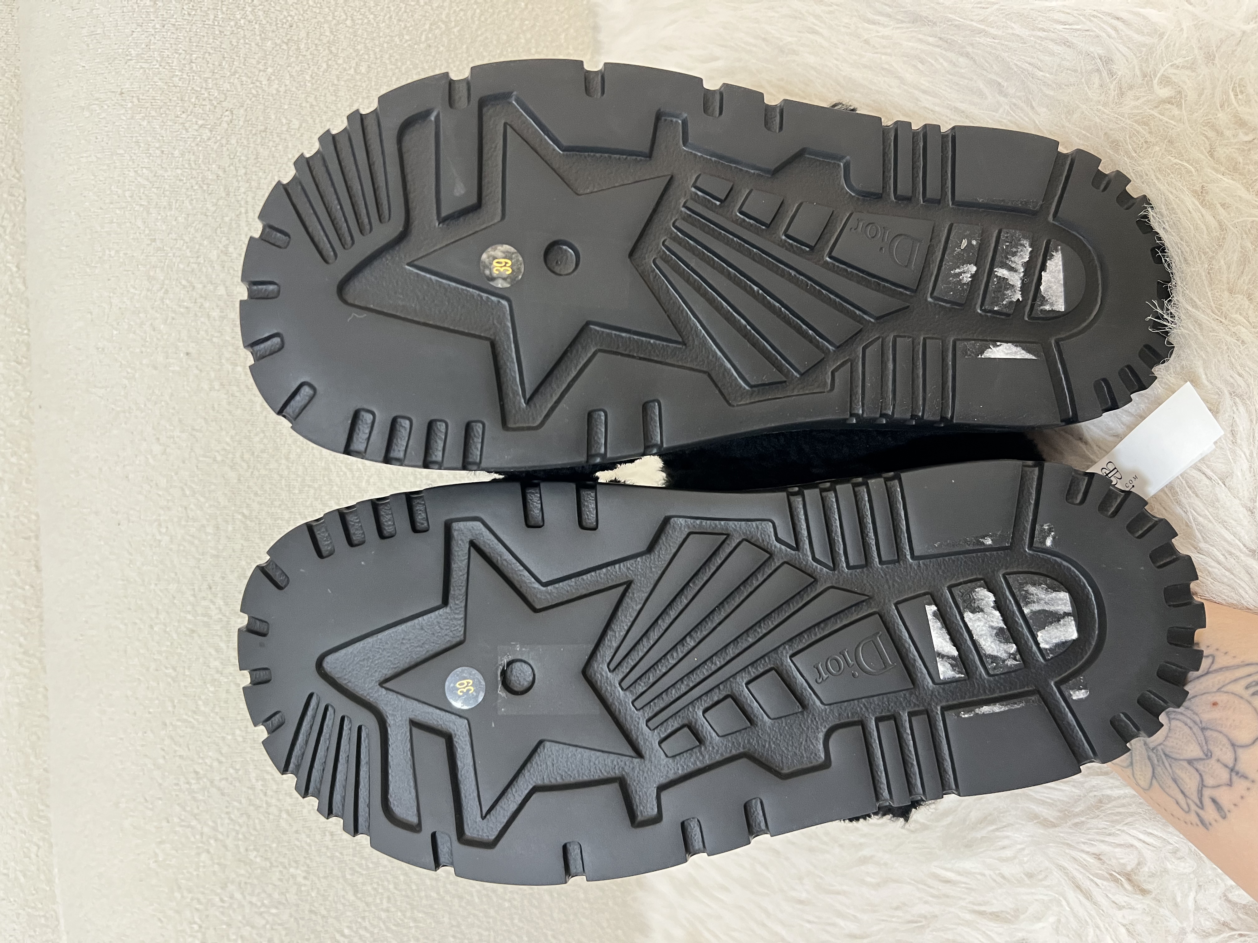 Unused Item Dior Dioract sandals in black shearling/ Product Code: 26022011