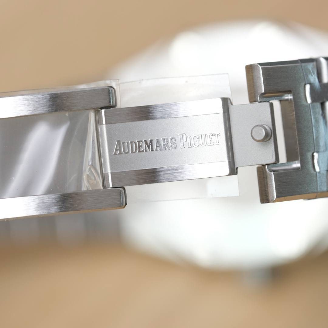 爱彼皇家橡树系列女士腕表 33mm 蓝色格纹表盘 镶钻表圈