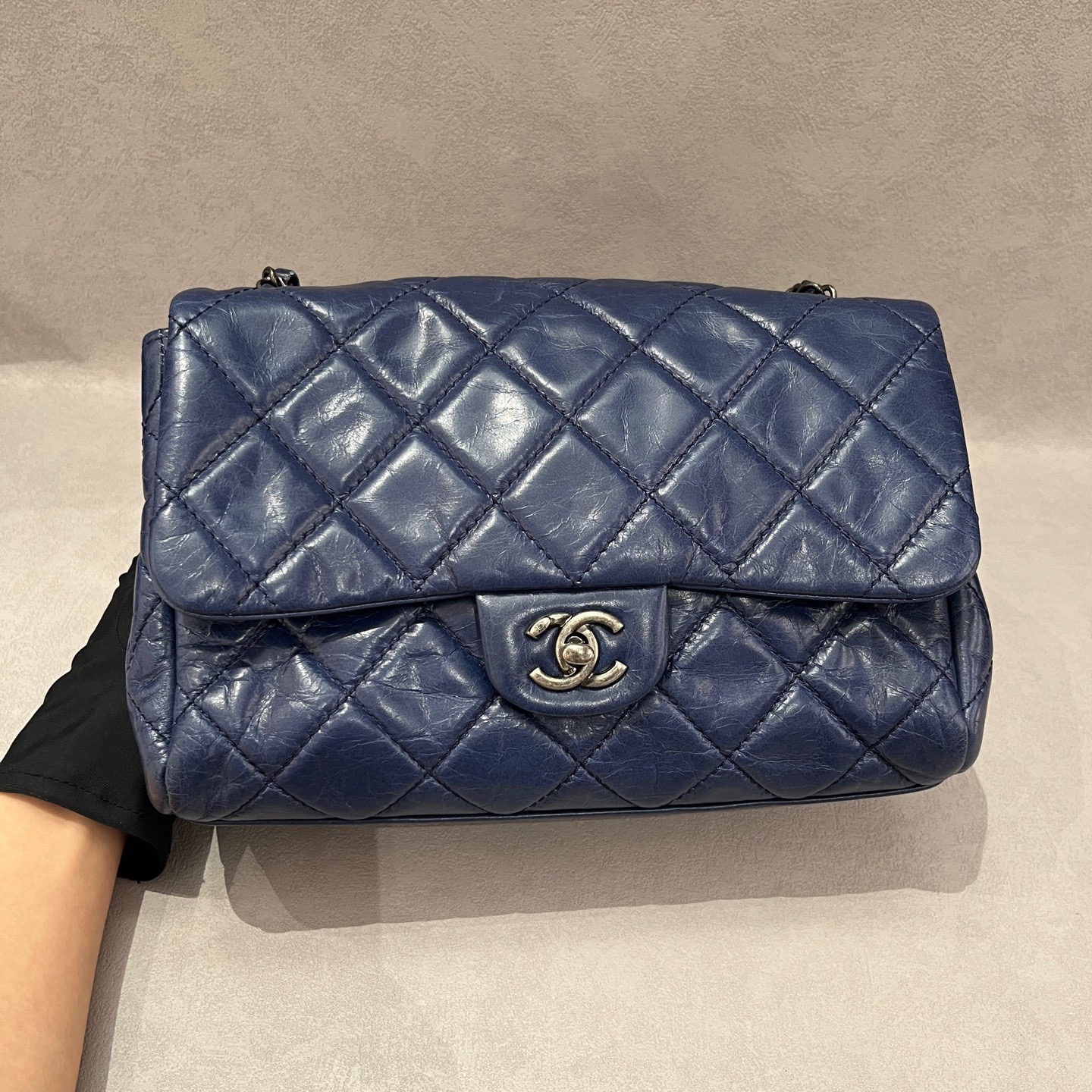 【預訂貨品】Chanel 15C油蠟皮深藍色斜孭袋