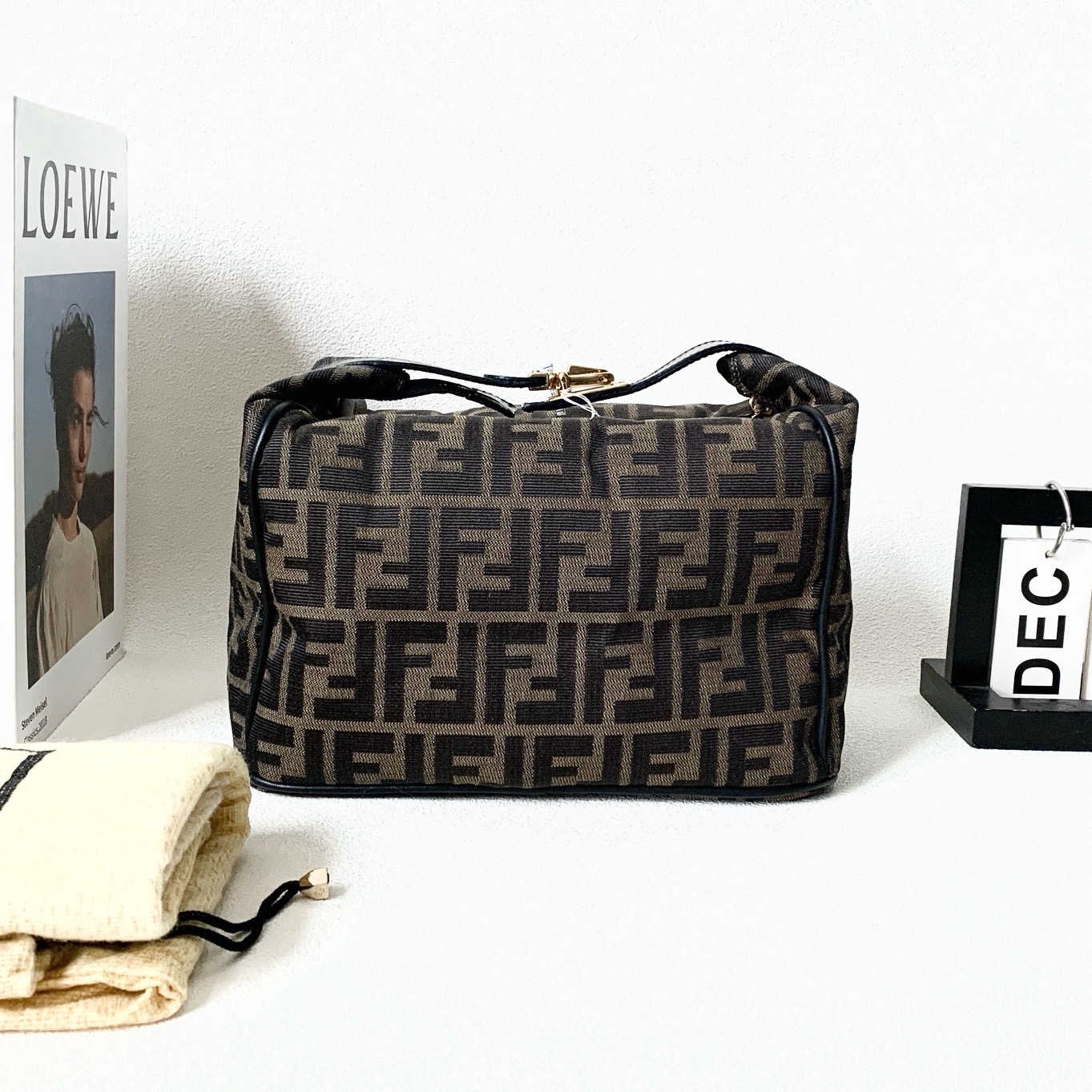 【預訂貨品】Fendi老花金扣飯盒包