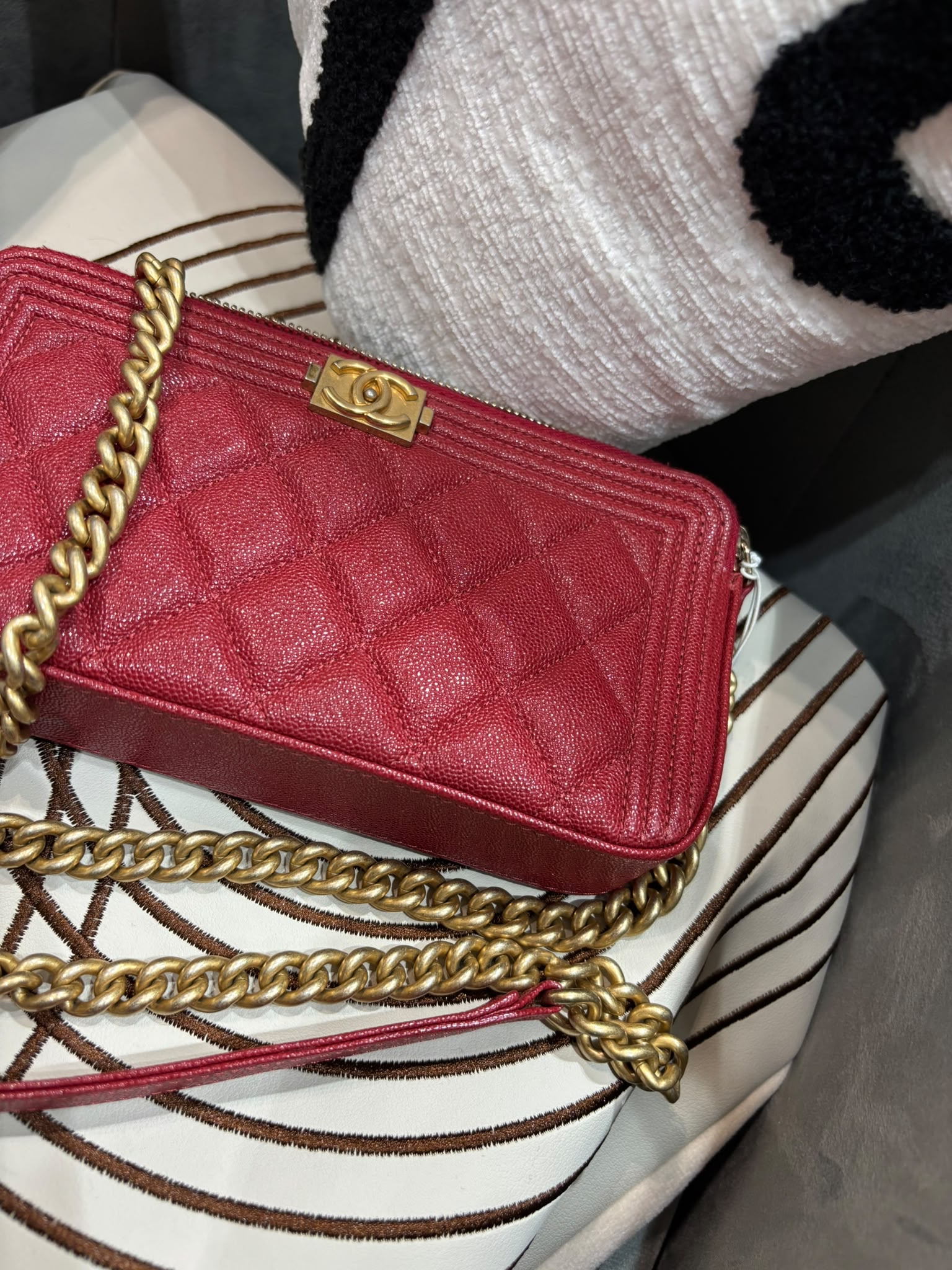 Chanel boy clutch with chain 荔枝牛皮 100%Authentic ,95%new  ✅28貼✅Dust bag 