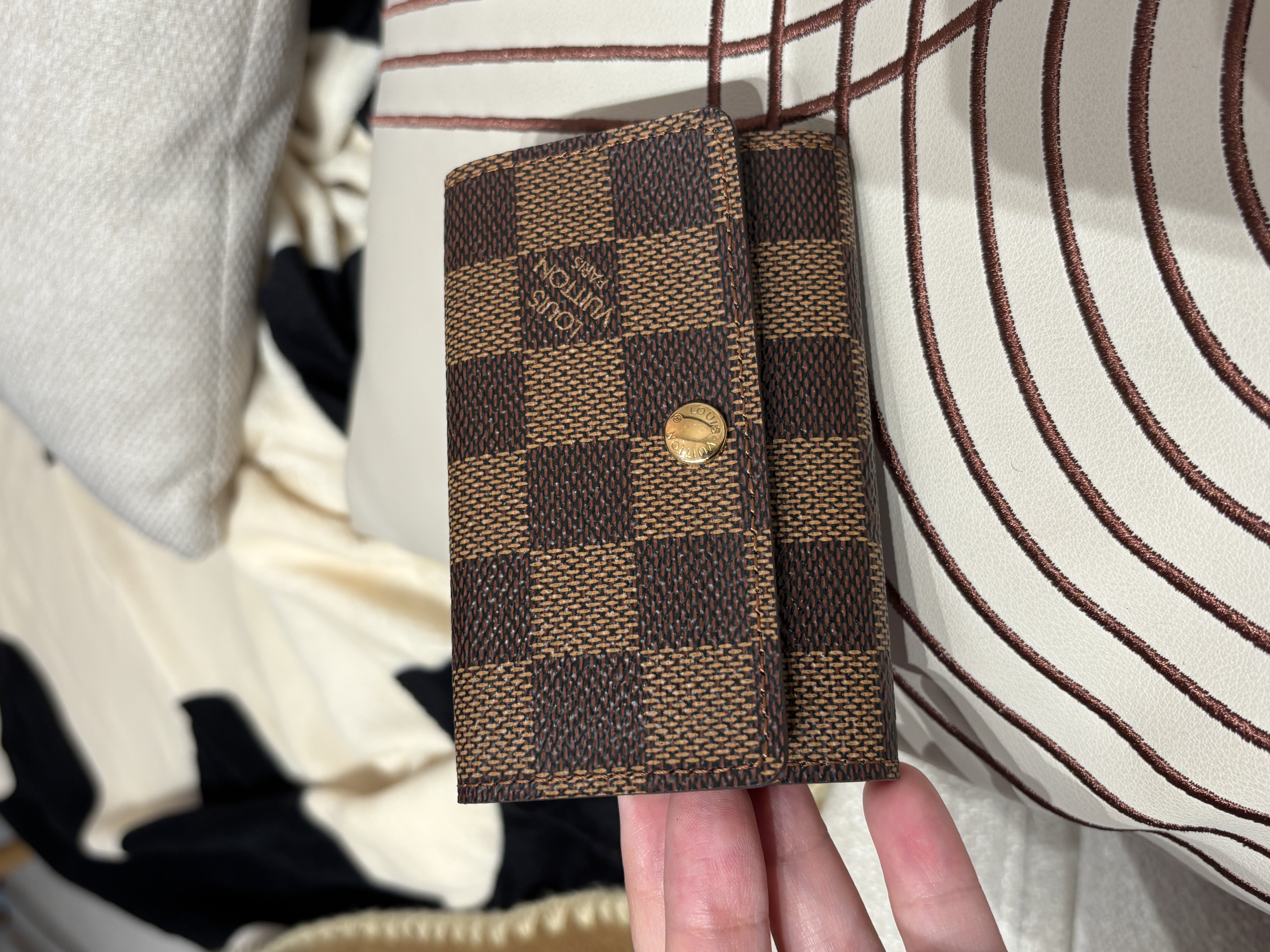Lv key holder 100%Authentic, 98%New ✅Box