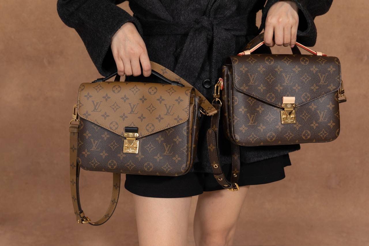 LV POCHETTE METIS 🎀大邮差包 法国原厂皮 + 全钢五金 摸起来就是不一样，质感很高级，拿在手上很有 feel 💼 📏 尺寸 25 × 19 × 7cm 大小刚刚好，不大不小，日常背超级舒服～ 这款真的是 女生一定要有的一颗包 👜 经典中带点可爱，耐看又百搭～ 经典老花配上 黄花色调 💛 让原本很经典的邮差包，看起来更年轻、更时尚✨ 不老气、不无聊，反而越看越喜欢～ 里面还有 隔层设计，真的很能装 👍 手机、钱包、化妆品统统 OK～ 不管日常出门还是凹造型，都很加分 💃