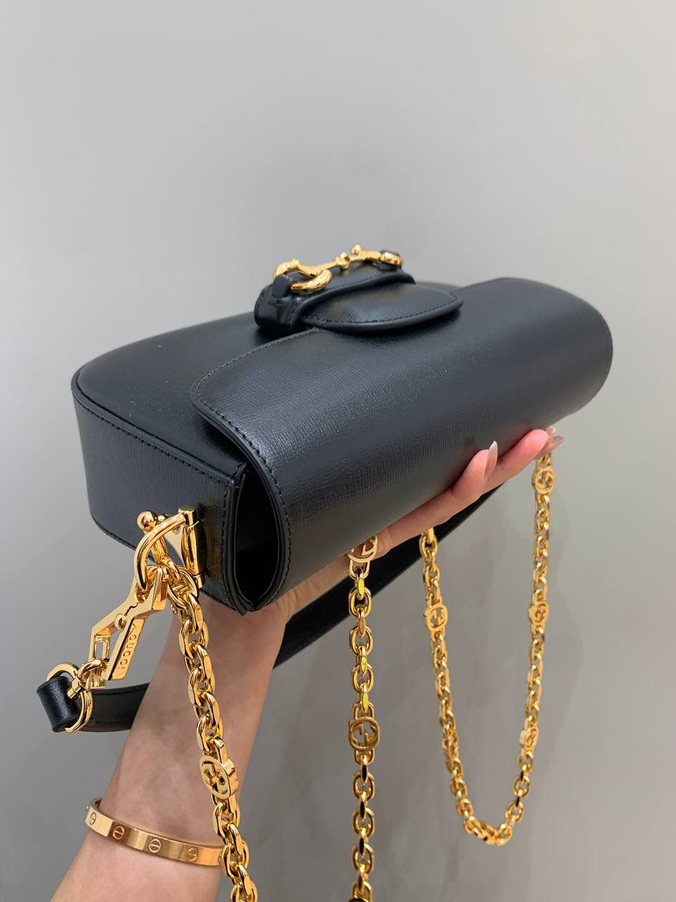 新背景实拍正品级 。Gucc1 horsebit法棍包（原皮黑色） 销量王🔥全皮系列❗️ 抓住一只小可爱，又是颜值巅峰之作 法棍出全皮拉，比起老花我更爱全皮！ 时髦复古女孩的一眼心动， 腋下包造型真的是再一次惊艳 最火爆的马衔扣元素加上最时尚的腋下背法 今年妥妥的包王无疑了！ 品牌爸爸，你真的别太拿捏我！ 斜挎则改成了金属链条，太有撞击感了！ 全皮腋下背搭配金属斜挎背， 还没有正式上线就全网断货了， 就问你拒绝得了吗！！ 型号735178 尺寸24/13/5.5cm