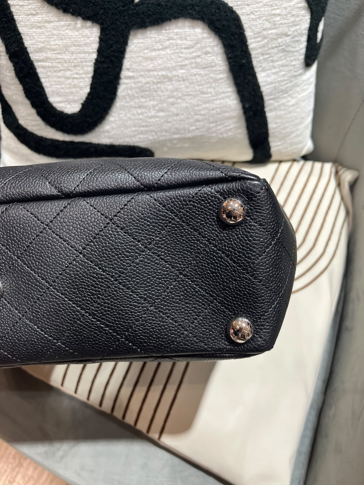 Chanel Shoulder Bag Calfskin 黑色魚子醬牛皮100%Authentic, 98%New ✅19 Card✅Dust bag