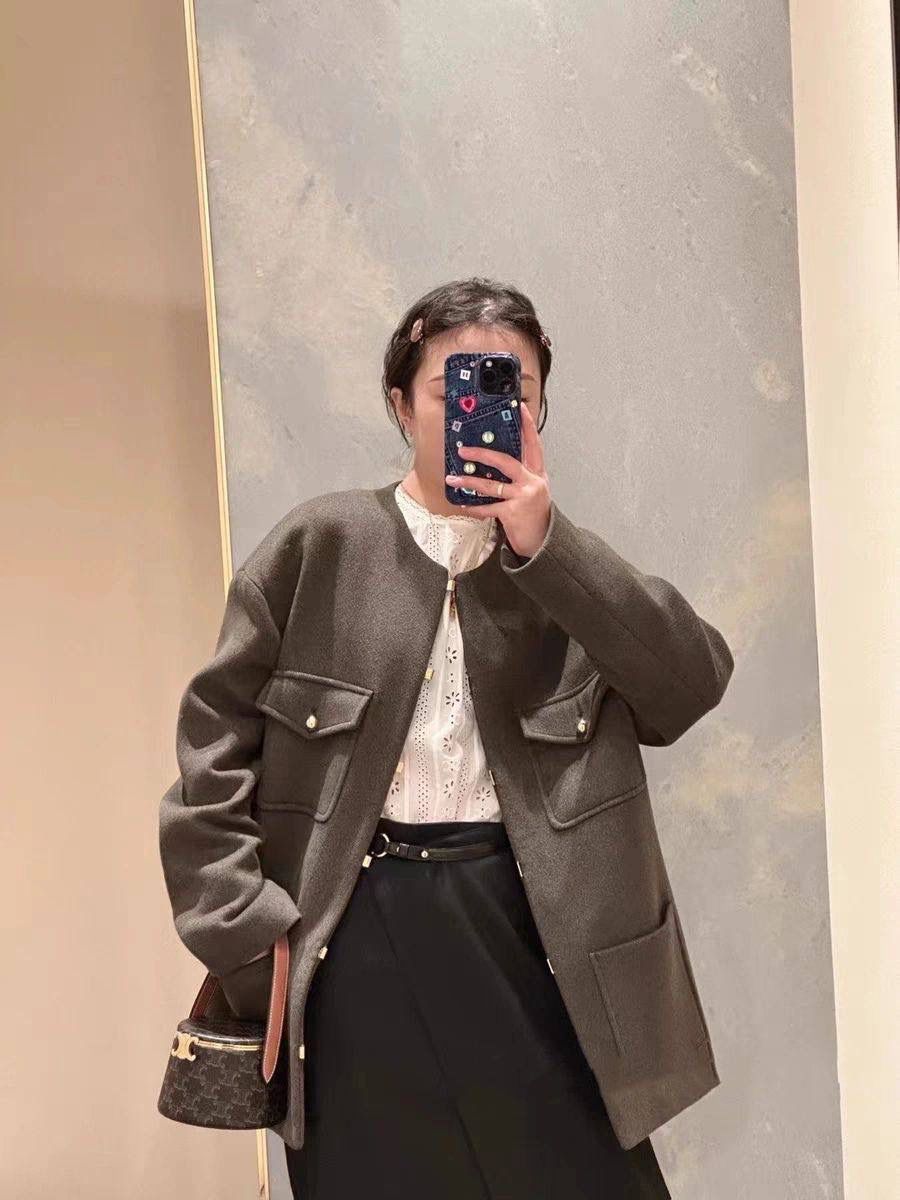 🔥大货实拍图 𝗖𝗘𝗟𝗜𝗡𝗘 ♥️ 𝗡𝗜𝗡𝗔手拎盒 型号：111353 尺寸：13*8*13cm 新品上线啦👏立体盒子包/化妆包~皮带子手拎设计➕圆筒包身，翻盖带镜子，可随时补妆。精致又不失实用性！凹造型拍照，或者当晚宴包，简直美呆🥳