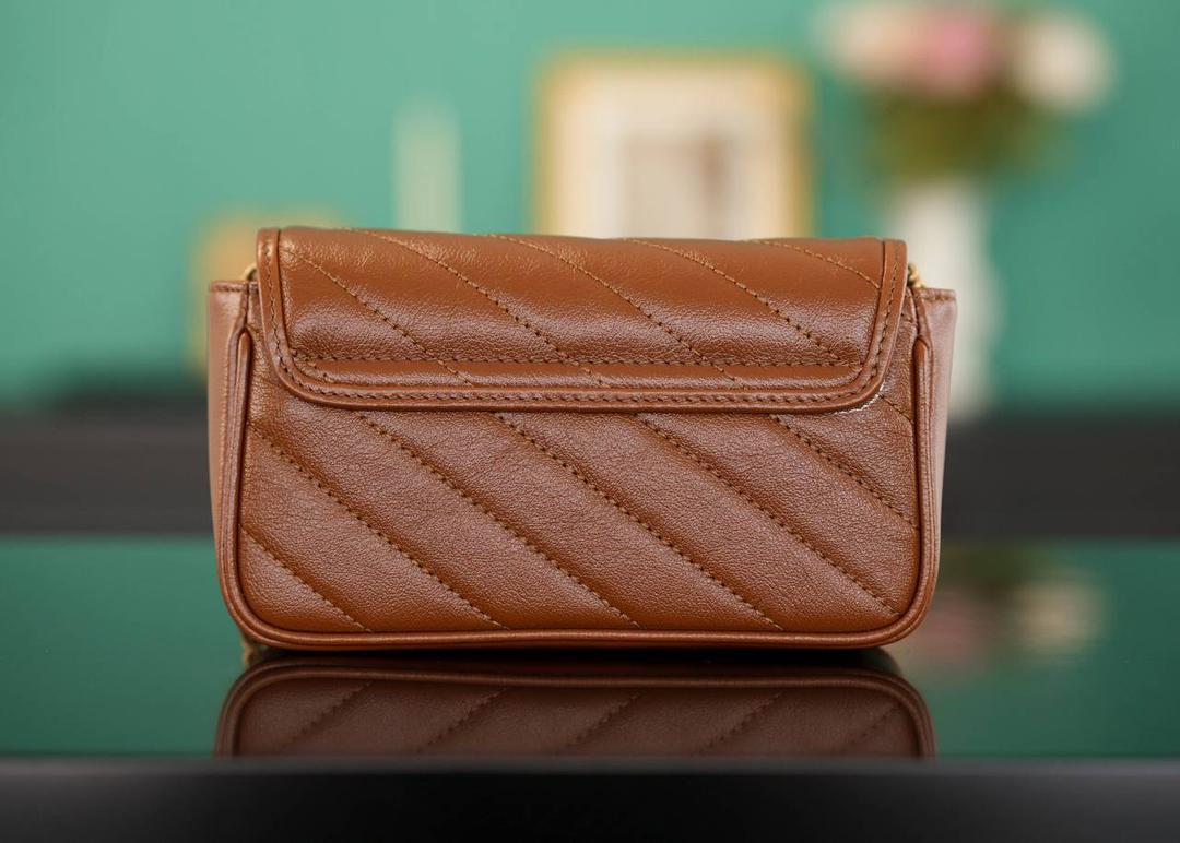 👜Marmont系列肩背包经典款 焦糖色 mini16.5cm💕 （原厂皮 全铜五金） 正品售价,500 GG家的招牌款 原厂牛皮搭配经典的双G扣，复古做旧风格 一只超可爱的小马蒙~喜欢小包入它准没错 官方款号 476433 尺寸小号：21x12x5cm 尺寸迷你：16.5x10x5cm