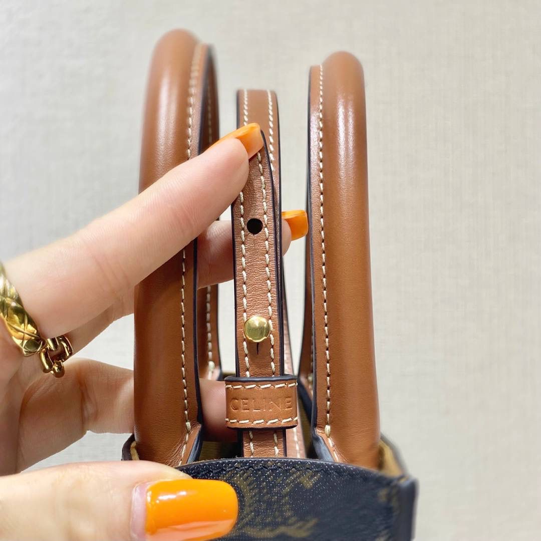 🔥大货实拍图 𝗖𝗘𝗟𝗜𝗡𝗘 ♥ 𝗧𝗥𝗜𝗢𝗠𝗣𝗛𝗘 𝗖𝗔𝗕𝗔𝗦 𝗧𝗢𝗧𝗘 今年新出的白老花真的击中我💘这是什么温柔美貌的配色啊啊啊！老花也可以满满的清新春夏感🏝 型号：194372 尺寸：17*21*4cm