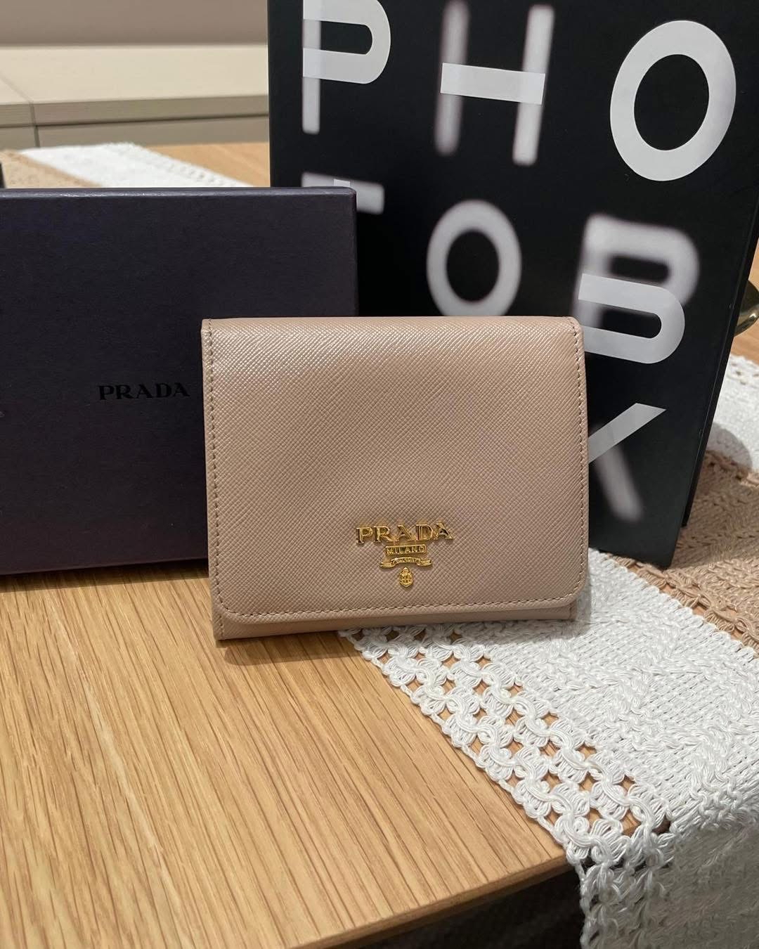 Prada wallet 十字紋牛皮 100%Authentic ,95%new✅盒