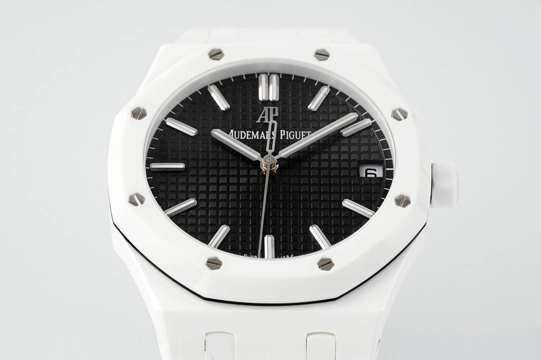 🚀新品爱彼15500全陶瓷款式全新到货，凭借陶瓷材质与cal.4302一体机复杂功能的结合，成为工艺与创新的典范，既延续了皇家橡树的经典美学，又突破传统材质限制，堪称现代高级制表的标杆之作 1. 陶瓷材质的优势 高硬度与抗刮耐磨：采用精密陶瓷（如氧化锆）制成，硬度远超不锈钢，日常佩戴不易产生划痕，保持长久光泽。 轻量化与佩戴舒适：相比金属材质更轻盈，减轻腕部负担，适合长时间佩戴。 抗过敏与耐腐蚀：陶瓷化学性质稳定，不易引起皮肤敏感，且抗汗水和腐蚀。 独特质感：表面经精细抛光或哑光处理，呈现深邃光泽或低调质感，一共推出三款配色黑色白色和稀有的蓝色 2. 表壳与表带设计 一体式结构：APS表壳与表带无缝衔接，延续皇家橡树标志性八角形表圈和“Tapisserie”格纹表盘，陶瓷材质赋予现代感。 复杂工艺：APS采用陶瓷烧结成型难度极高，需精准控制温度与压力，成品率低，凸显技术实力。 细节处理：表带链节经倒角抛光，边缘柔和，佩戴贴合手腕；表壳厚度约10.5毫米，兼顾复杂工艺与佩戴舒适性。💯