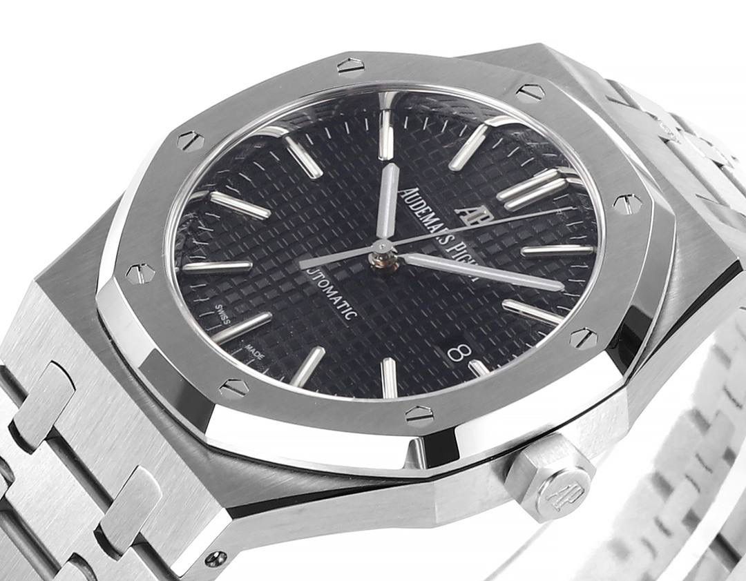 APS一体3120 最强"钢王"壳套特点 1、与原版一致:直径41毫米和厚度 9.8毫米 2、APS版的15400是市面上唯一能与原版各部件互换通用的版本，表壳所有结构位置和装配方式与原版一致 3、表壳表带细腻的拉丝且不会锋利的工艺更突显出APS一直对细节的一丝不苟 4、表带头粒连接表头处与正品一致的活动头粒设计 5、表扣的开关质感与各部位的雕刻工艺均与正品一致 6、APS版的15400兰色字面做工与颜色和正品放在一起几乎毫无色差 7、机芯方面完美复制原装3120机芯，真正的无卡度一体机芯，不再是9015加甲板