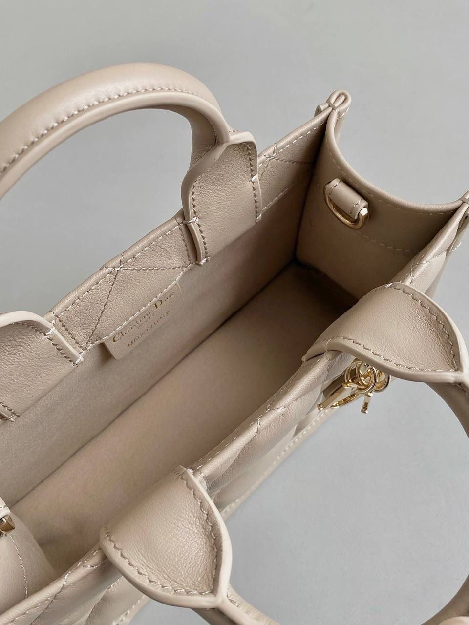 🈶全皮米棕，mini 𝗗𝗜𝗢𝗥 𝗯𝗼𝗼𝗸 𝘁𝗼𝘁𝗲24新款 不得不说，D家确实好会玩啊 可以背的托特来了！简直不要太棒 在最最最经典的托特上又衍生爆款了🔥 可可爱爱的mini尺寸，恨不得天天背！😍 21.5×13×7.5cm