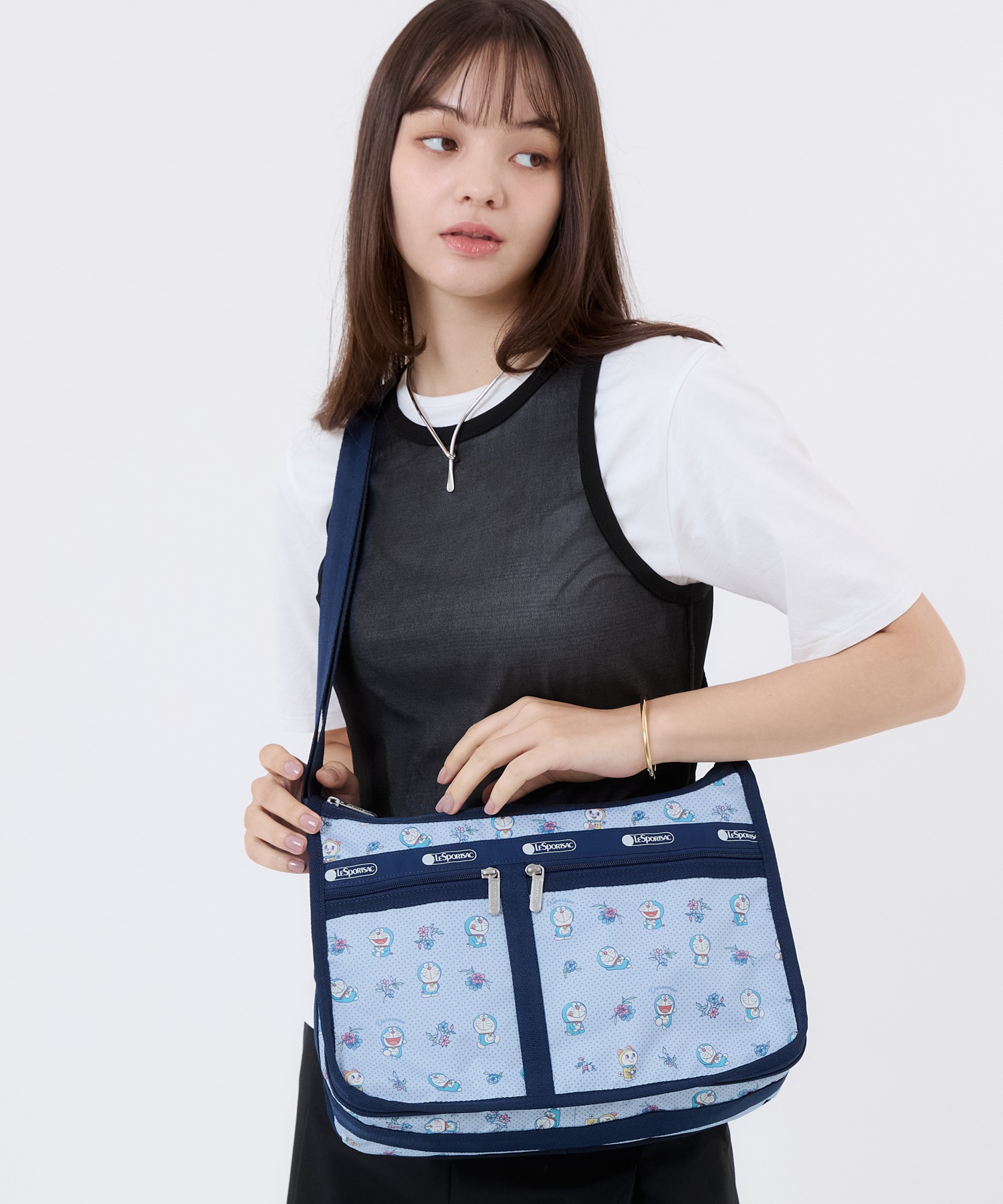 [訂購] [日本直送] 💙 LeSportsac「DORAEMON DELUXE EVERYDAY BAG」 📏 尺寸/內容：高約25cm｜闊約33cm｜厚約13cm {TF260810}