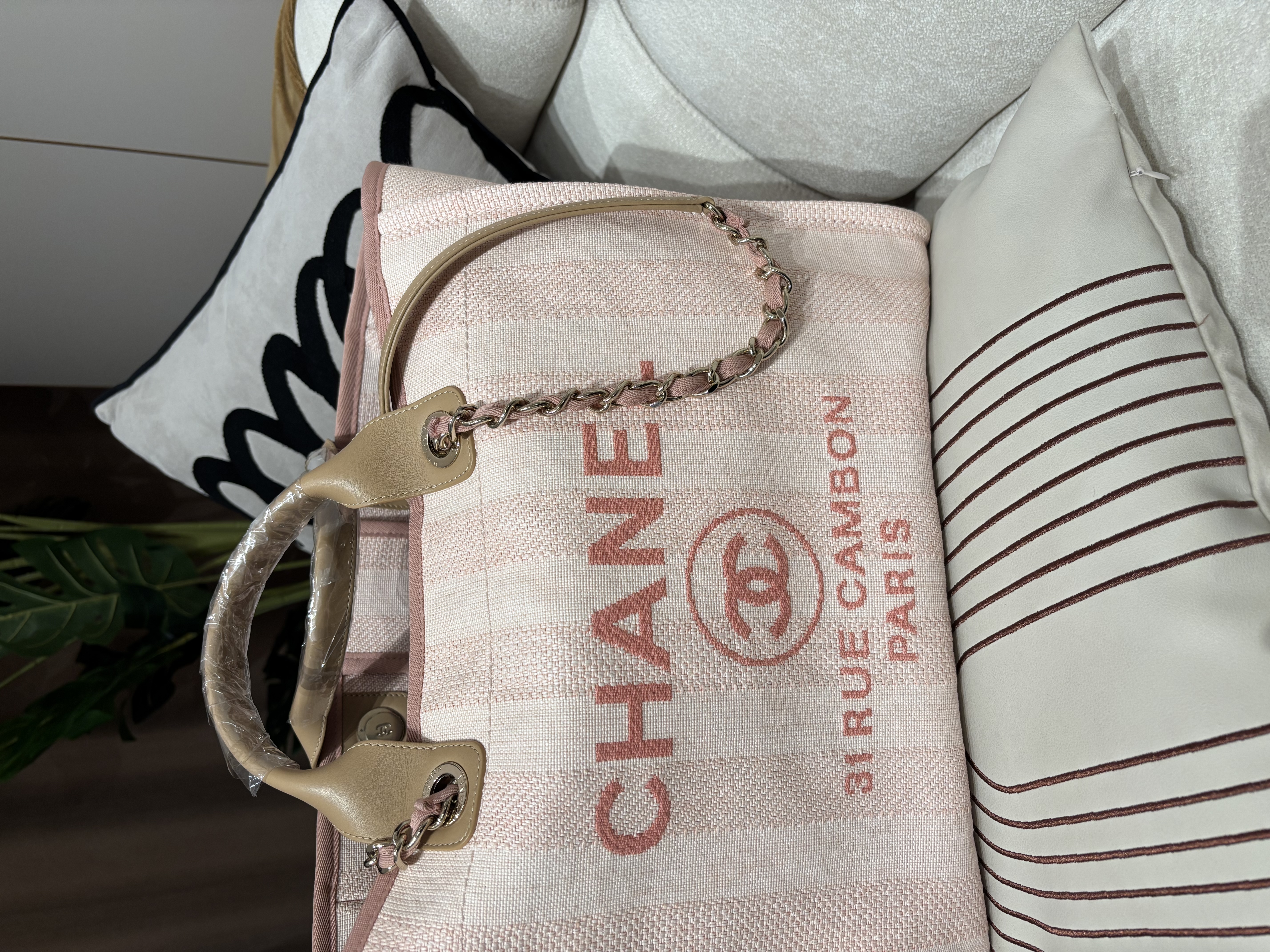Chanel deauville tote bag with handle 100%Authentic,98%new ✅專門店收據✅29 card✅dust bag