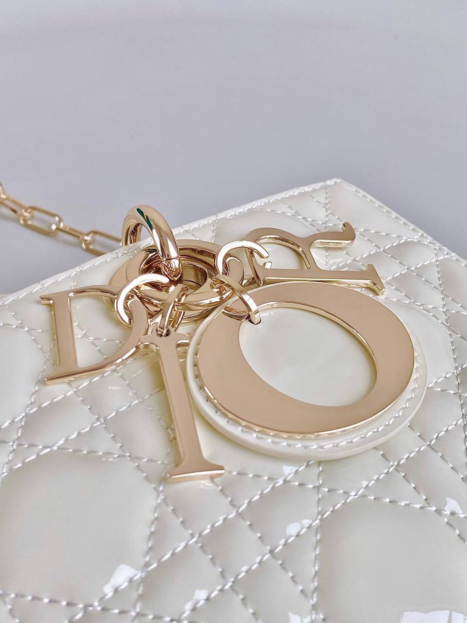 白色中号🎀 𝗗𝗶𝗼𝗿 𝗗-𝗝𝗼𝘆 𝗯𝗮𝗴漆皮款 时尚果然就是轮回，回归了一把中古戴妃 长方包形，短链条➕细长肩带直接封神！！ 复古时髦感超强，真是什么场合都可以把住😛 26 x 13.5 x 5cm