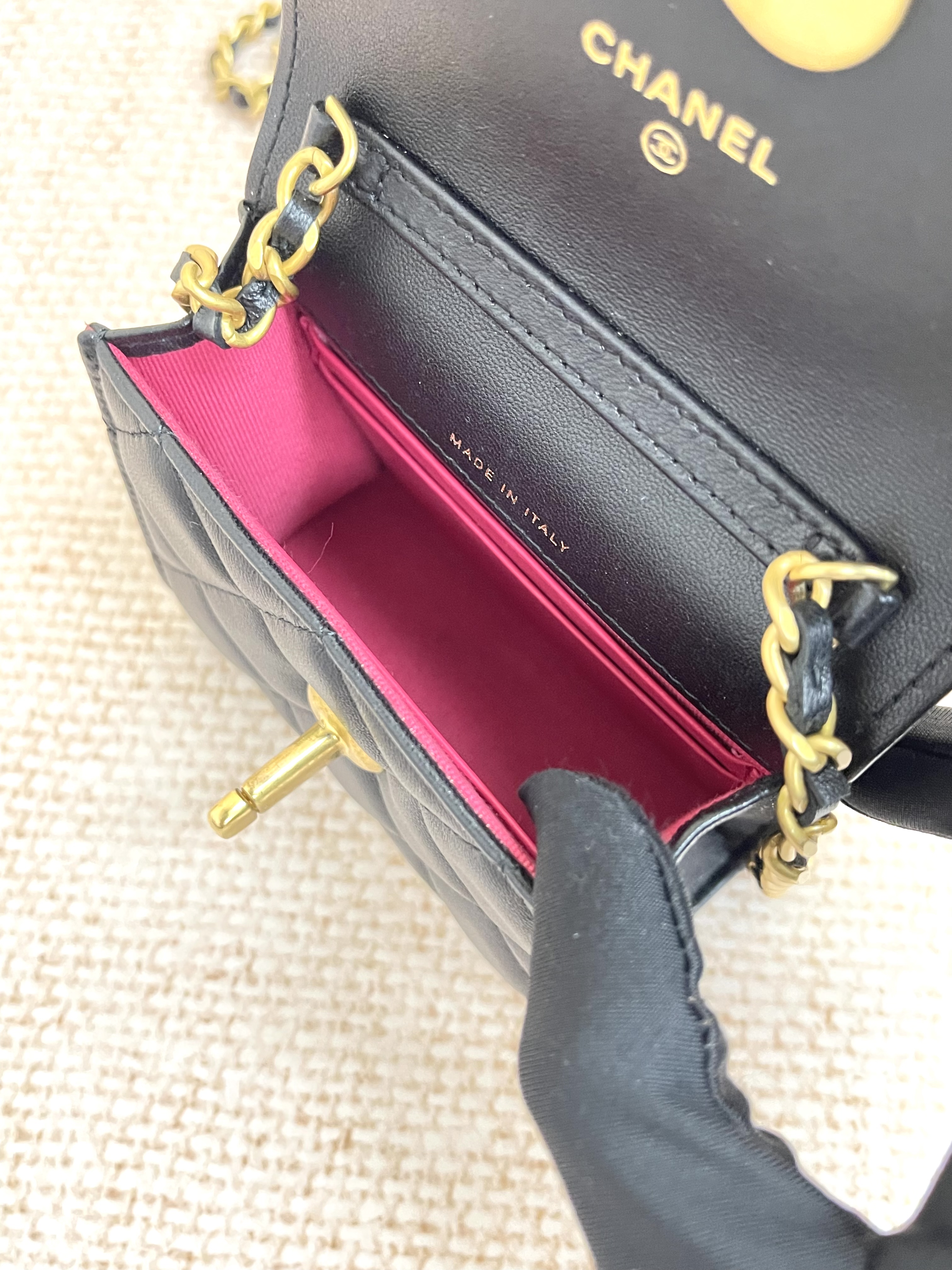 Pre-owned Chanel Heart WOC/ Product Code: 26032101