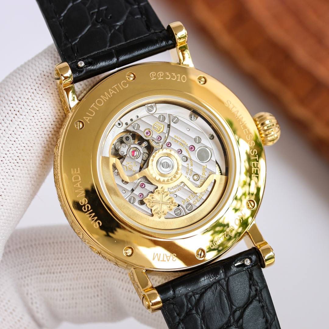 复古。精湛的工艺！ 年度最佳典藏之作——百达翡丽古典超级复杂多功能 万年历功能腕表 团队历时两年多精心设计，不计成本，敢为人先，力求完美，克服重重难关，突破多层技术瓶颈，机芯型号为CH 29-535 升级版，质量稳定！表盘6点位置是月相显示和日期分拨。所有的万年历标志都很好，一眼就能读懂。内里搭置了仿324 S Q 自动上链机芯，是 324 自动上条传奇机芯的精装版本。【表带】经典意大利小牛皮表带，纹路清晰，质感好。搭配圈市面最顶级的百达翡丽灯笼表扣，通用原装无压力。 优雅的Calatrava雕花表壳极具个性，42毫米的表径适配大众男性手寸，与专柜一致，非常商务可亦休闲。