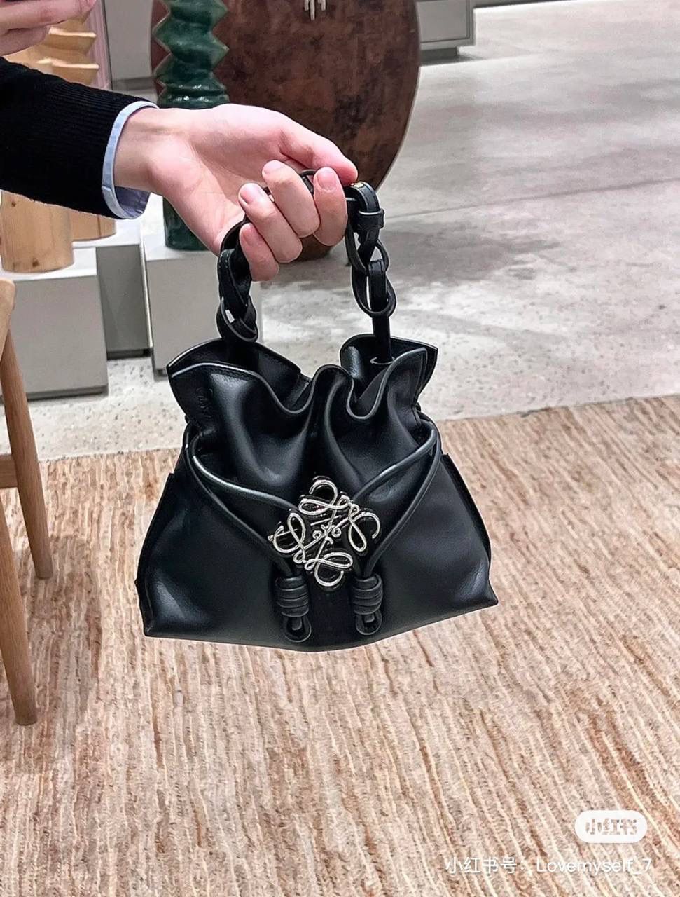 👑人气单品: LOE饰品胸针👑💏【金色/银色】 ❤️纯黄铜，真空电镀18K真金，纯德国进口设备铸造，精湛的手工艺，顶级还原。👌🏻 ❤️尺寸约5.1*4.7*0.15cm