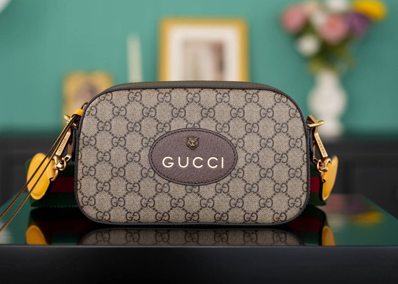 🥯Neo Vintage Supreme 虎头 相机包24cm （原厂皮 全铜五金） 正品售价¥10.000 虎头相机包，宽肩带随性帅气， 内里搭配小碎花里布 这款是真的很抗造， 红绿织带的搭配，让整个包身的复古感更强烈 容量超级大 百搭四季通用！非常日常好背的一款包 官方款号 476466 尺寸：24x14.5x7cm