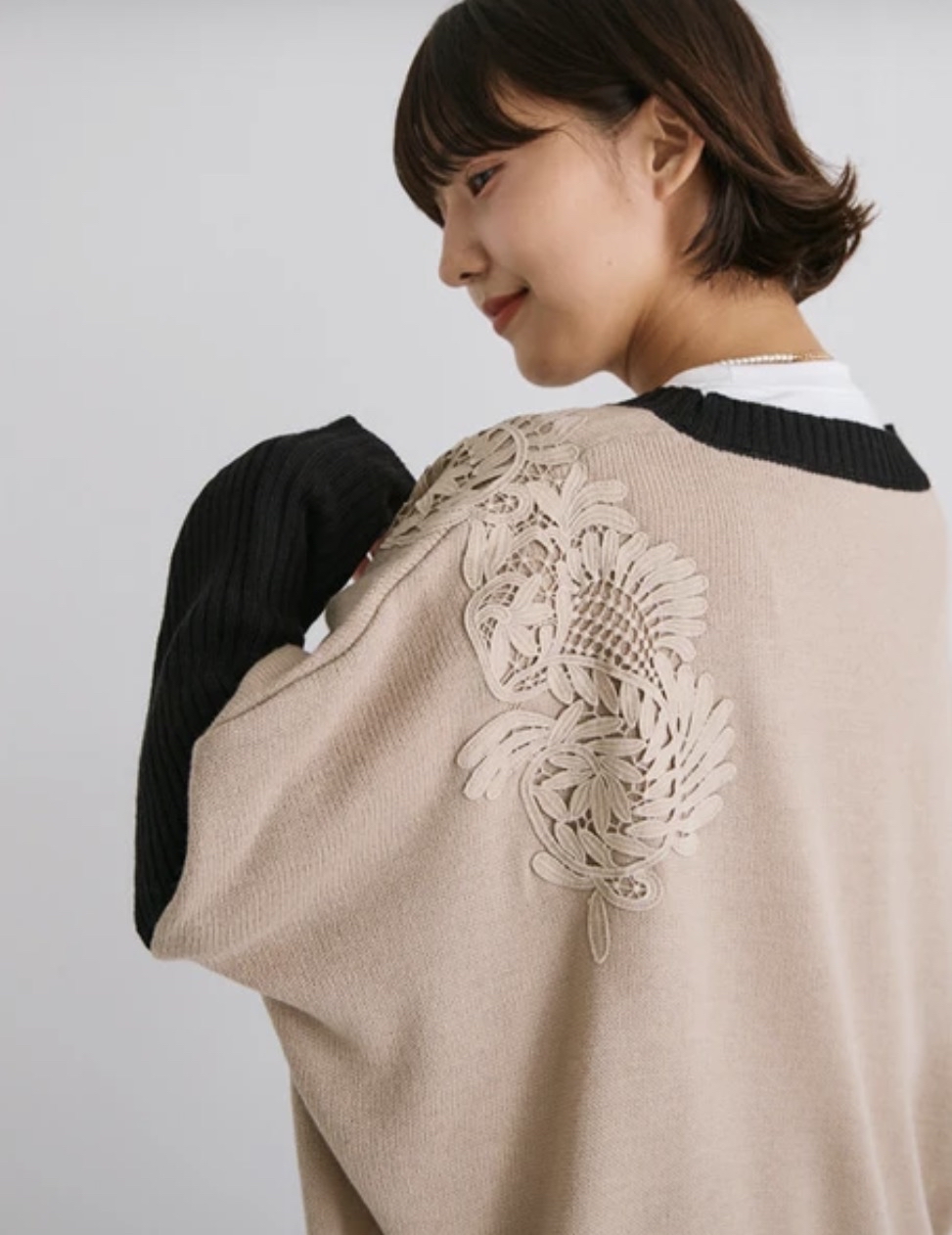 Brill 撞色刺繡V領針織開胸衫
