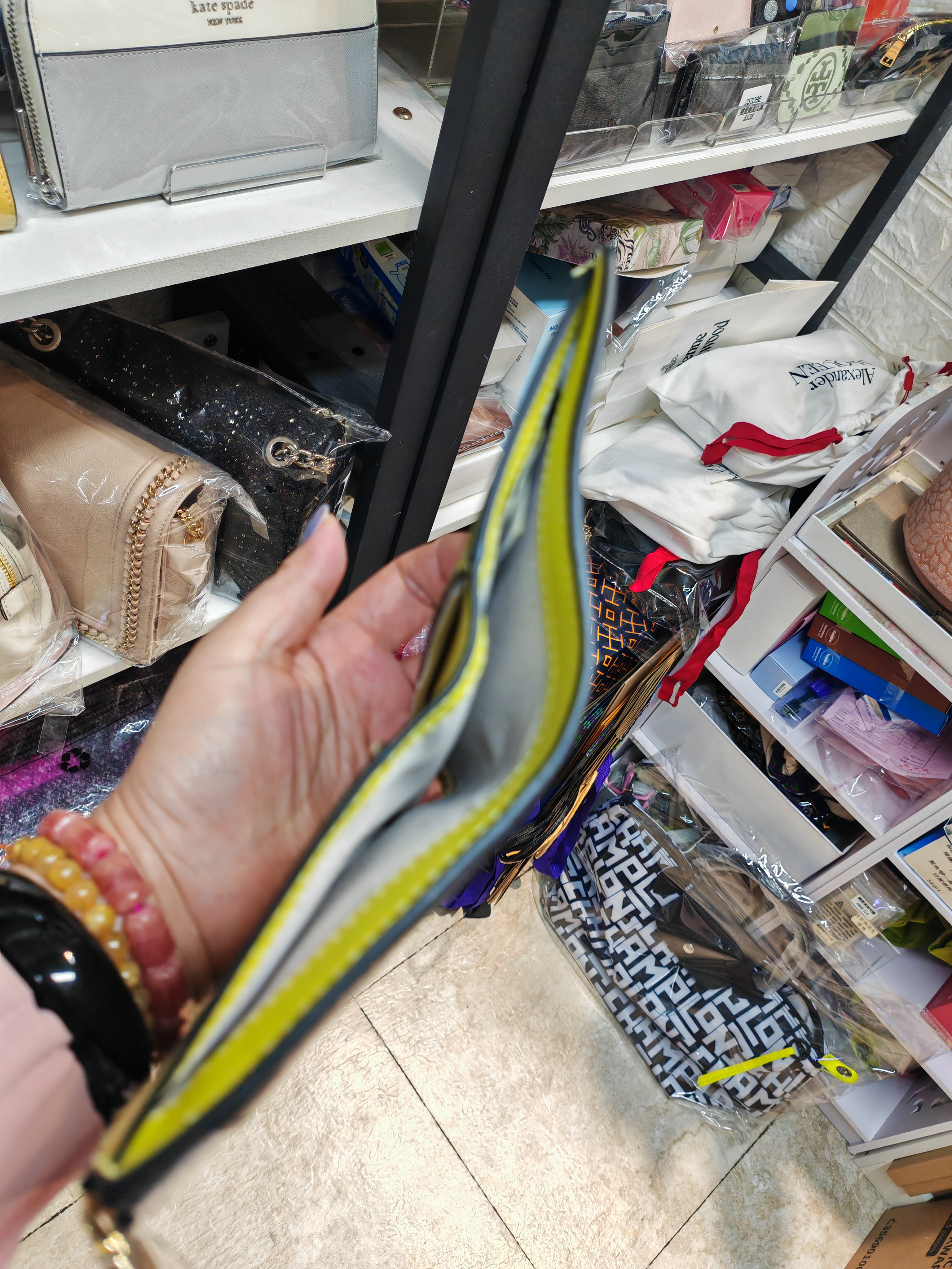 香港現貨-Kate Spade zip wallet blk/green 