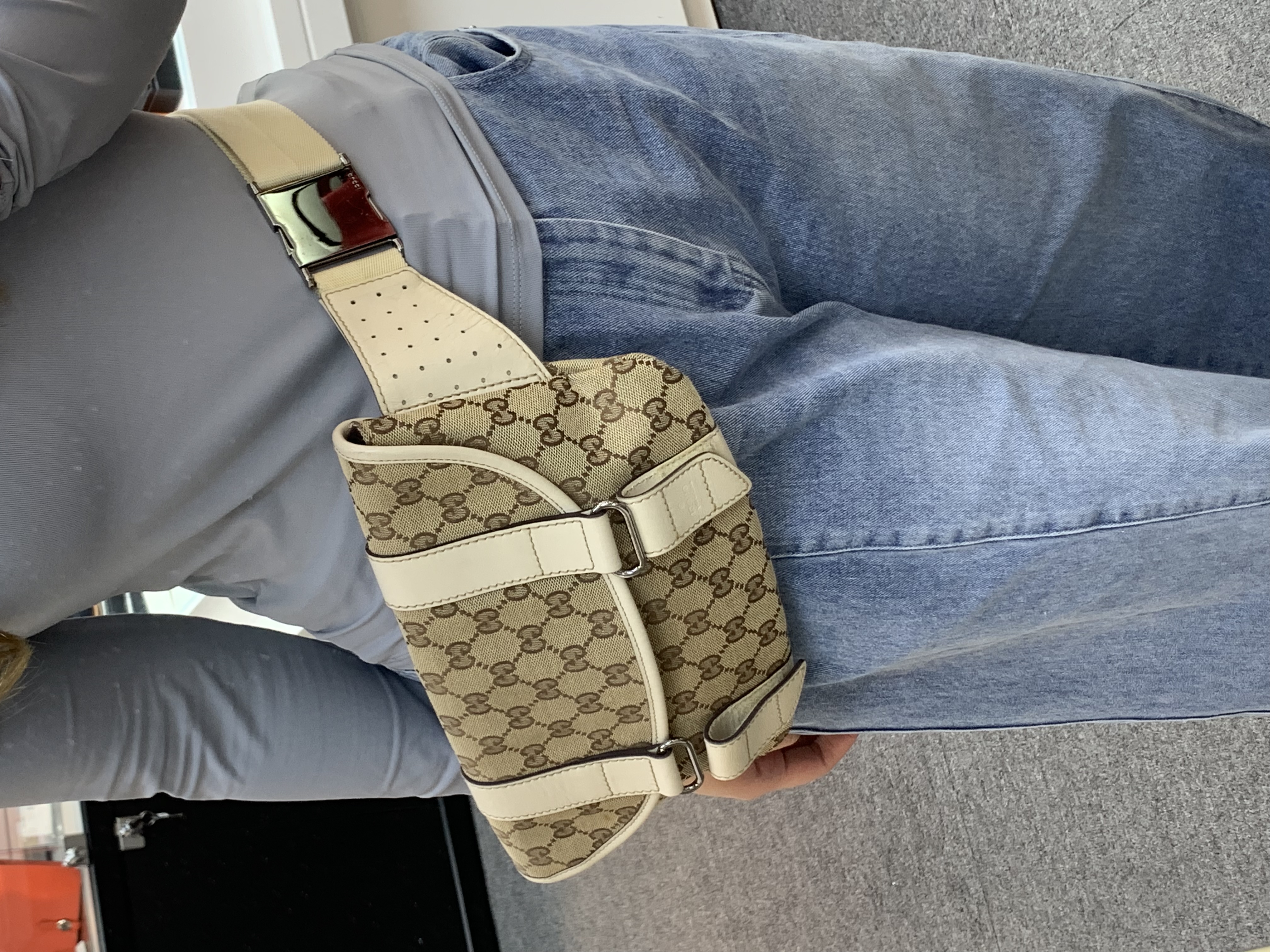 Gucci老花圖案帆布胸或腰包