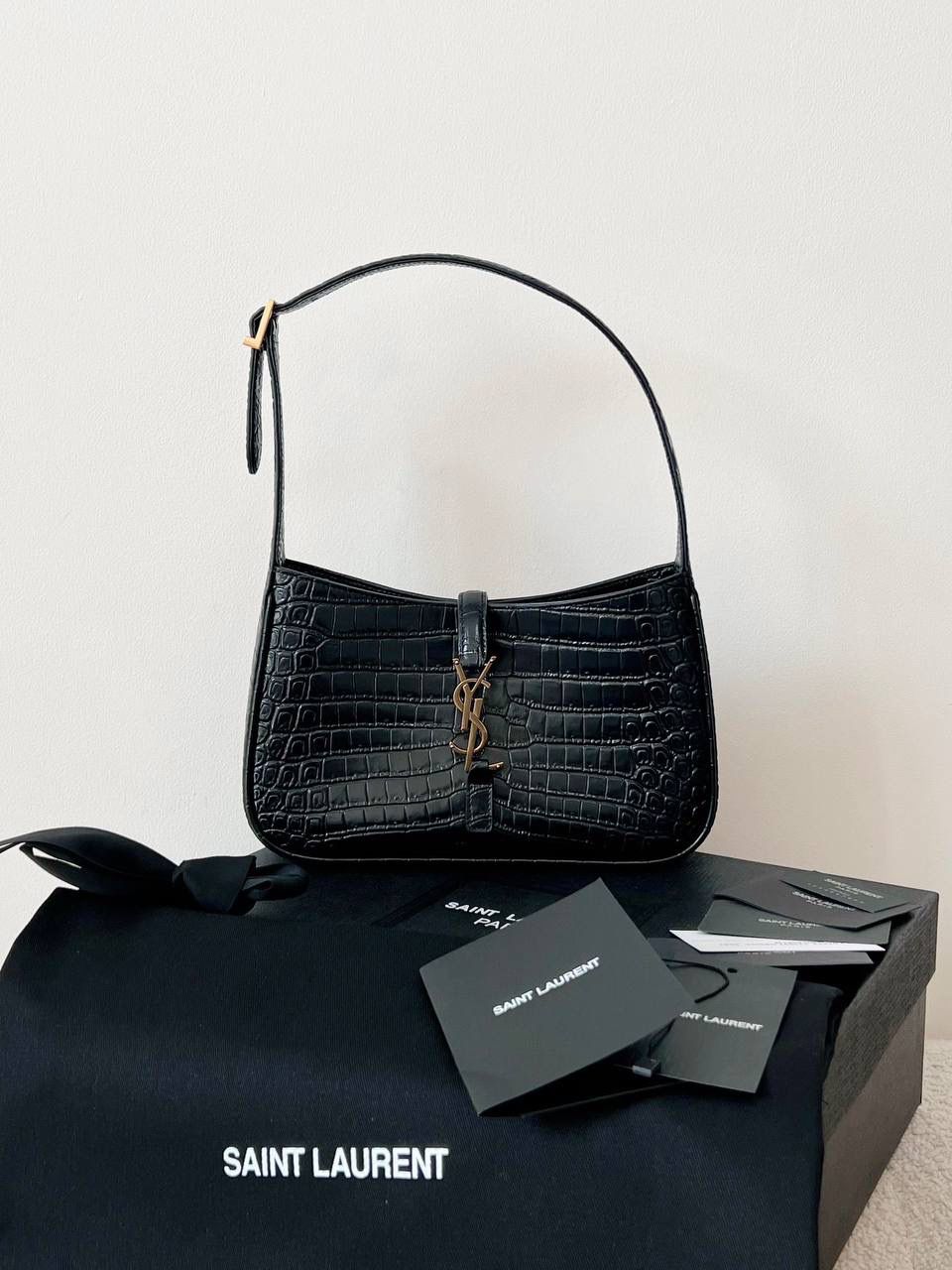 ys1 le5à7 光滑牛皮腋下包鳄鱼纹🐊 没找到他们家出的包包越来越极简主义 线条流畅，没有一丝一毫多余的废话 包身正面的一个logo说明一切 能留下来的都是这种简单款 日常最好搭配的也是这种 头层牛皮不仅光滑 皮感摸起来还有一点点韧度 内里搭配了我最爱的麂皮 真的是里里外外都非常打动人🖤 我的私心强推！ 23×16×6.5cm651350m