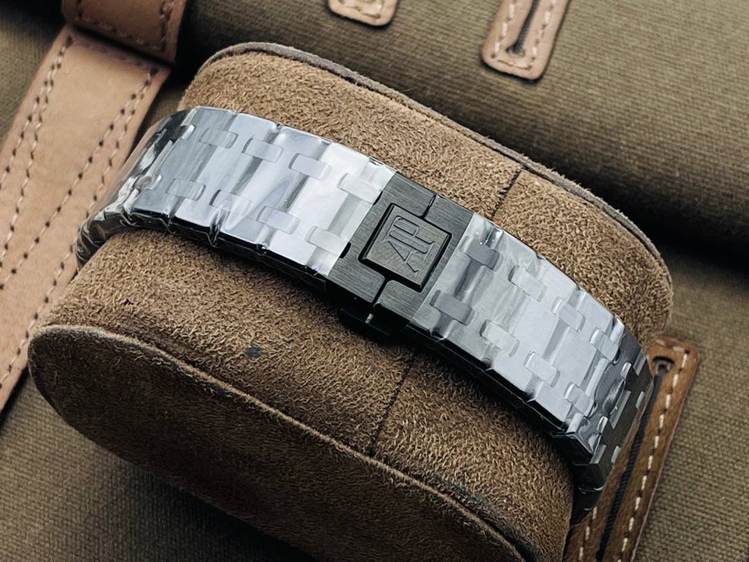 爱彼A P皇家橡树陀飞轮精品腕表 升级细节🔥 1⃣️独家订制Cal.2924机芯，动力储存68小时！ 2⃣️腕表依旧保留的八角形表圈、标志性的六角形螺丝以及经典表带！ 3⃣️皇家橡树系列超薄陀飞轮腕表在经典的“Tapsisserie”格纹上进行再度创新，形成了新的格纹“Tapisserie Evolutive”！熟悉又陌生的表盘格纹装饰带来全新观感，成为这款腕表的点睛之笔。 4⃣️表壳直径为41毫米，厚度为11.2毫米！