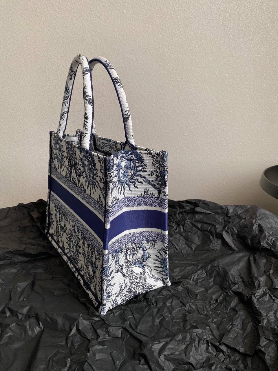 🈶蓝白中号 𝗖𝗗 𝗕𝗼𝗼𝗸 𝗧𝗼𝘁𝗲 24太阳神阳光茹伊 它有代表春天的玫瑰 夏天的麦穗，秋天的枫叶 以及冬日的枝干🍂 整个太阳也是关于守护的象征 寓意是非常美好的，浪漫且神秘 那种高定视觉，沦陷了！！ 行走在街头很是时髦🌟🌟 36×27×16cm