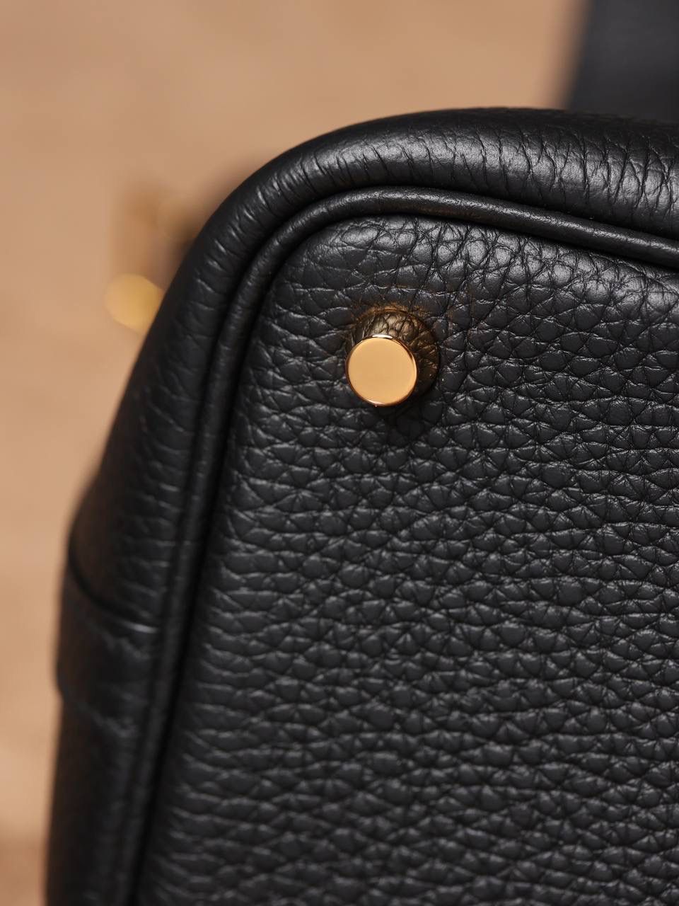 H菜篮子🧺✨ 黑色18cm金扣 独家渠道货！独家背景！高清实拍图！ 每个细节可放大看，全网天花板级别的菜篮子，独一无二的过验产品，每个细节都是对版的！ 纯手工制作、细工慢活、工匠精神雕刻的艺术精品！零售后，包满意！ 尺寸：18 X 19 X 13.5cm