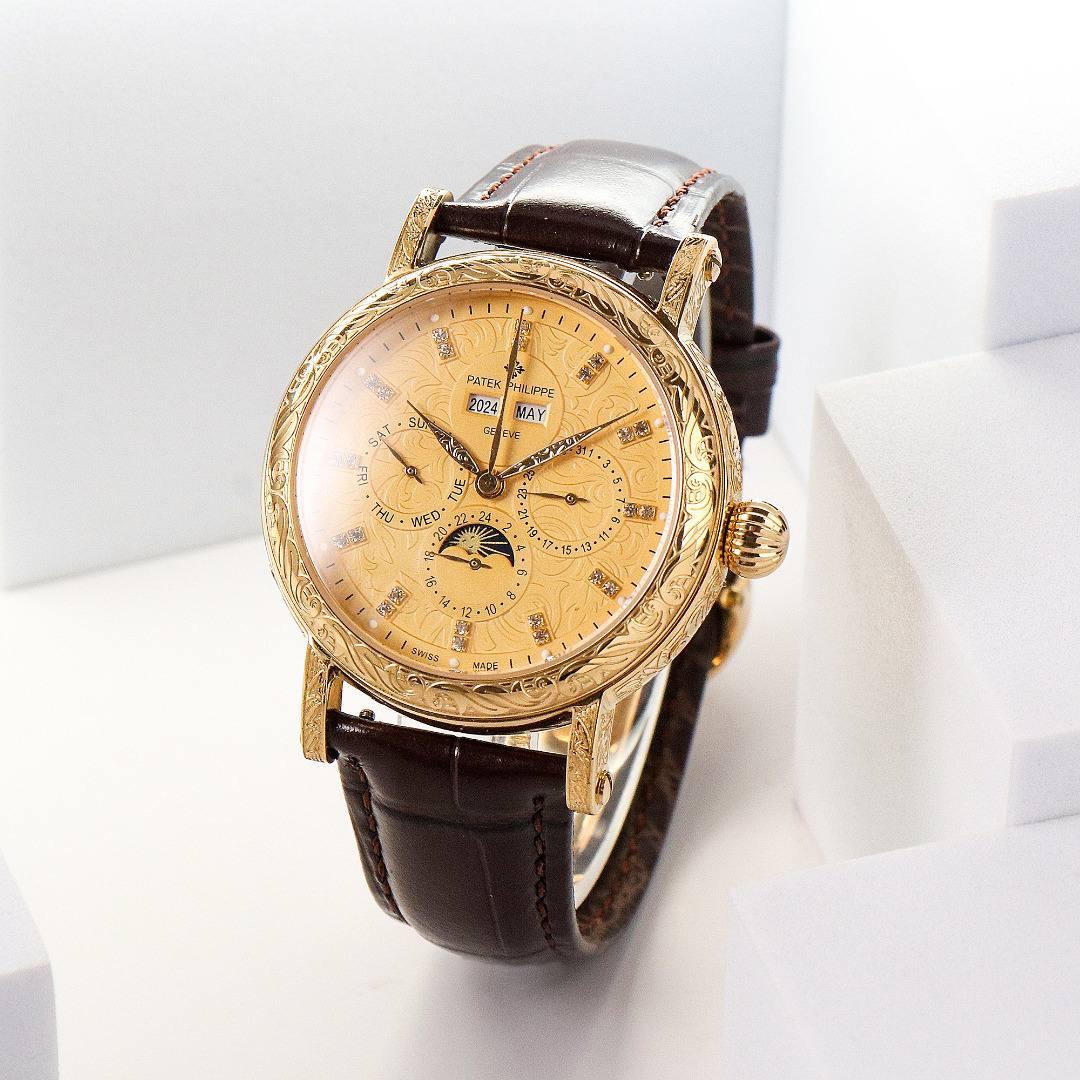 【铁划银钩 苍劲有力】高颜值新品 古朴。复古。精湛的工艺！ 年度最佳典藏之作——百达翡丽古典超级复杂多功能 万年历功能腕表 团队历时两年多精心设计，不计成本，敢为人先，力求完美，克服重重难关，突破多层技术瓶颈，机芯型号为CH 29-535 升级版，质量稳定！【表带】经典意大利小牛皮表带，纹路清晰，质感好。搭配圈市面最顶级的百达翡丽灯笼表扣，通用原装无压力。 优雅的Calatrava雕花表壳极具个性，42毫米的表径适配大众男性手寸，与专柜一致，非常商务可亦休闲。
