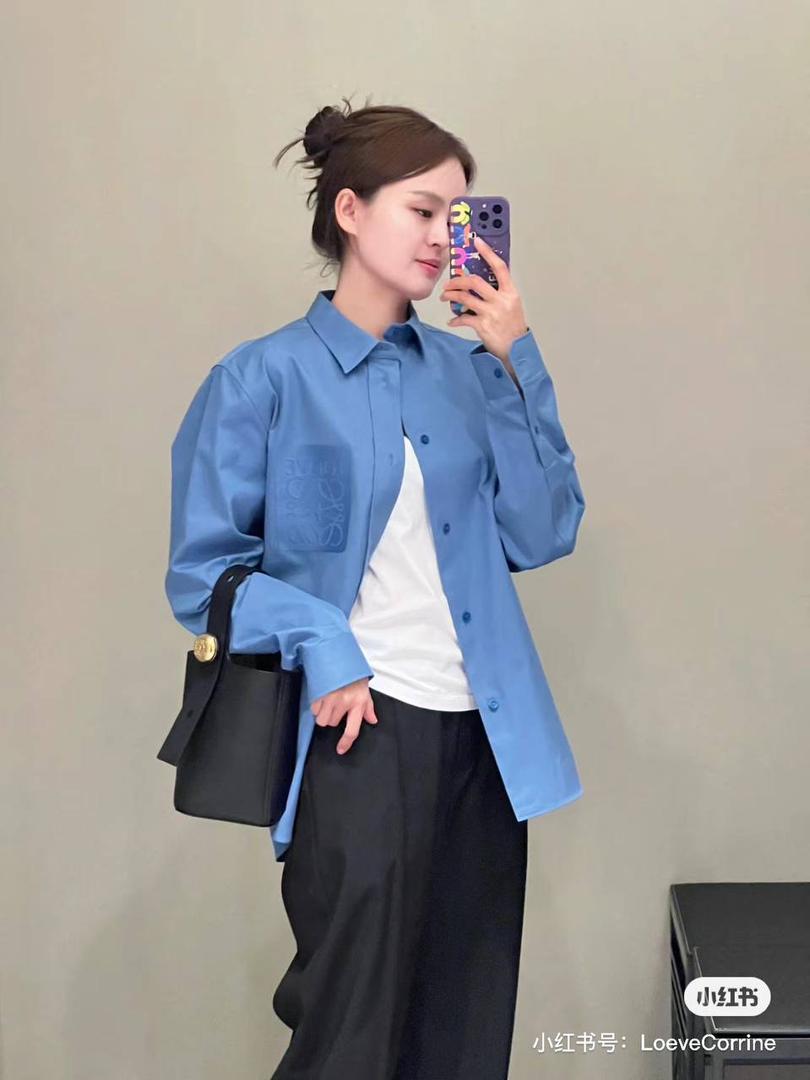 ♥️𝙈𝙞𝙣𝙞 𝙋𝙚𝙗𝙗𝙡𝙚 𝘽𝙪𝙘𝙠𝙚𝙩 ——【黑色平纹】 尺寸：𝟏𝟔-𝟏𝟔-𝟗.𝟓𝐜𝐦 编码：062339 【配全套礼盒】 🎈标志性Anagram鹅卵石点缀，配以纯粹简约线条以及瞩目设计风格，诠释全新𝙋𝙚𝙗𝙗𝙡𝙚手袋👜 🎈自带一根🉑拆卸🉑调节的肩带，一包多背，多样化风格，秀场大放异彩😀内里容量超大，日常实用性强👌 🎈配全套专柜礼盒🎁，给你满满的仪式感👀