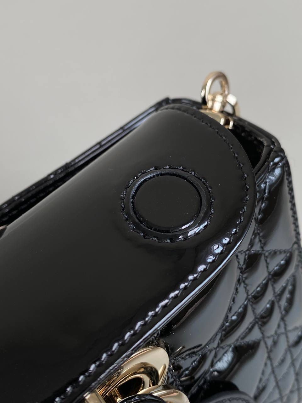 黑色中号🖤𝗗𝗶𝗼𝗿 𝗗-𝗝𝗼𝘆 𝗯𝗮𝗴漆皮款 时尚果然就是轮回，回归了一把中古戴妃 长方包形，短链条➕细长肩带直接封神！！ 复古时髦感超强，真是什么场合都可以把住 绝对是lady中的天花板了，强势出圈啦姐妹们💗 26 x 13.5 x 5cm