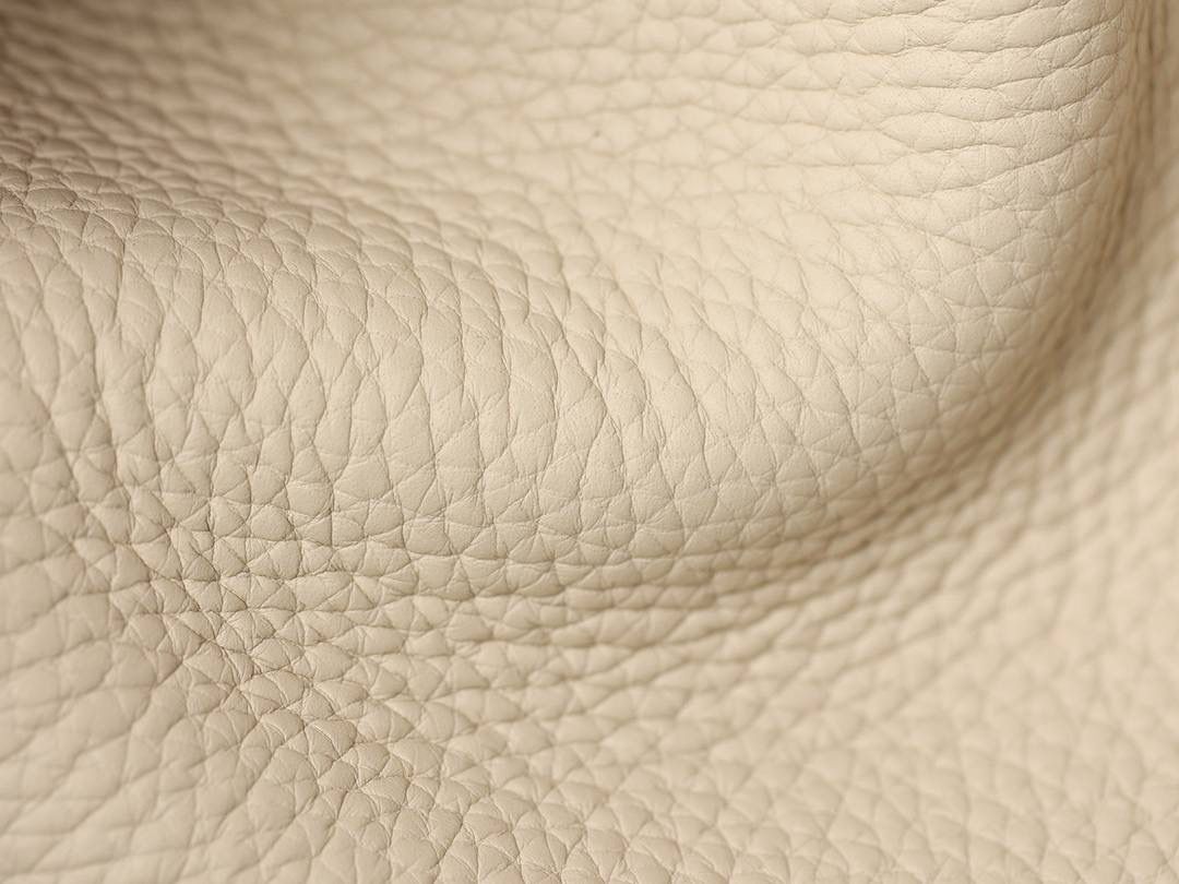 H菜篮子🧺✨正式上线！ 奶昔白18cm金扣 独家渠道货！手机实拍！独家背景！ 纯手工制作、细工慢活、工匠精神雕刻的艺术精品！ 尺寸：18 X 19 X 13.5cm