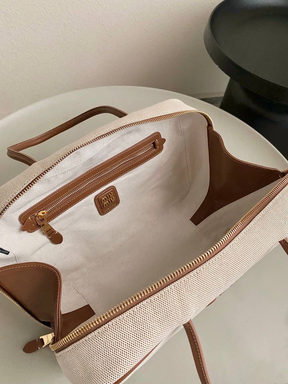 🈶帆布白 𝗠𝗶𝘂𝗠𝗶𝘂公文包 | 无肩带 爱上miu的快乐 就是不断创新 不断惊喜 公文包造型从纯色到拼皮再到帆布 每一版都能打 能爆，真的杀疯了 23×34×10cm，#F0020m