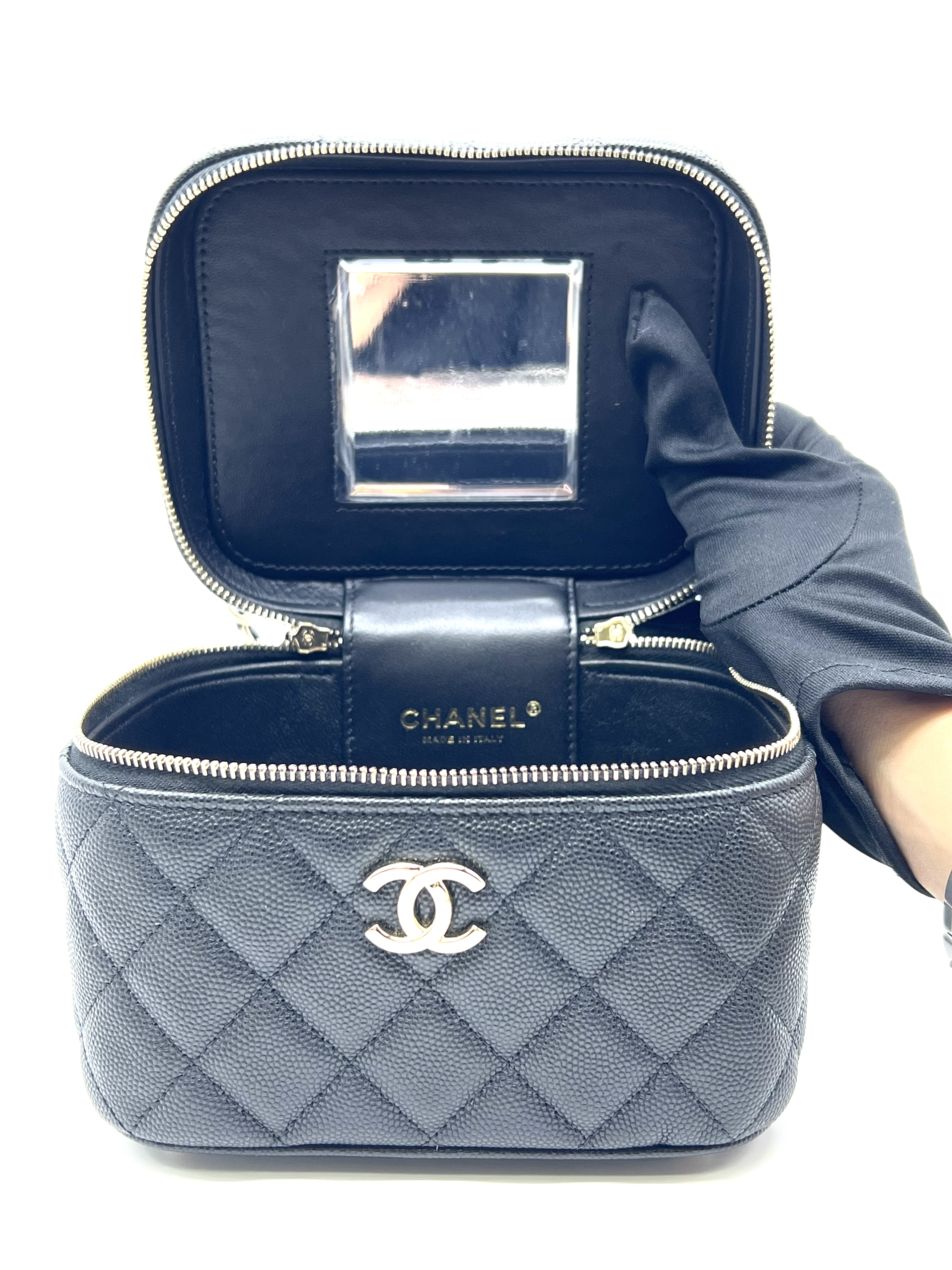 Pre-Owned CHANEL Caviar Quilted Mini Vanity Case with Chain / Product Code: 26051108