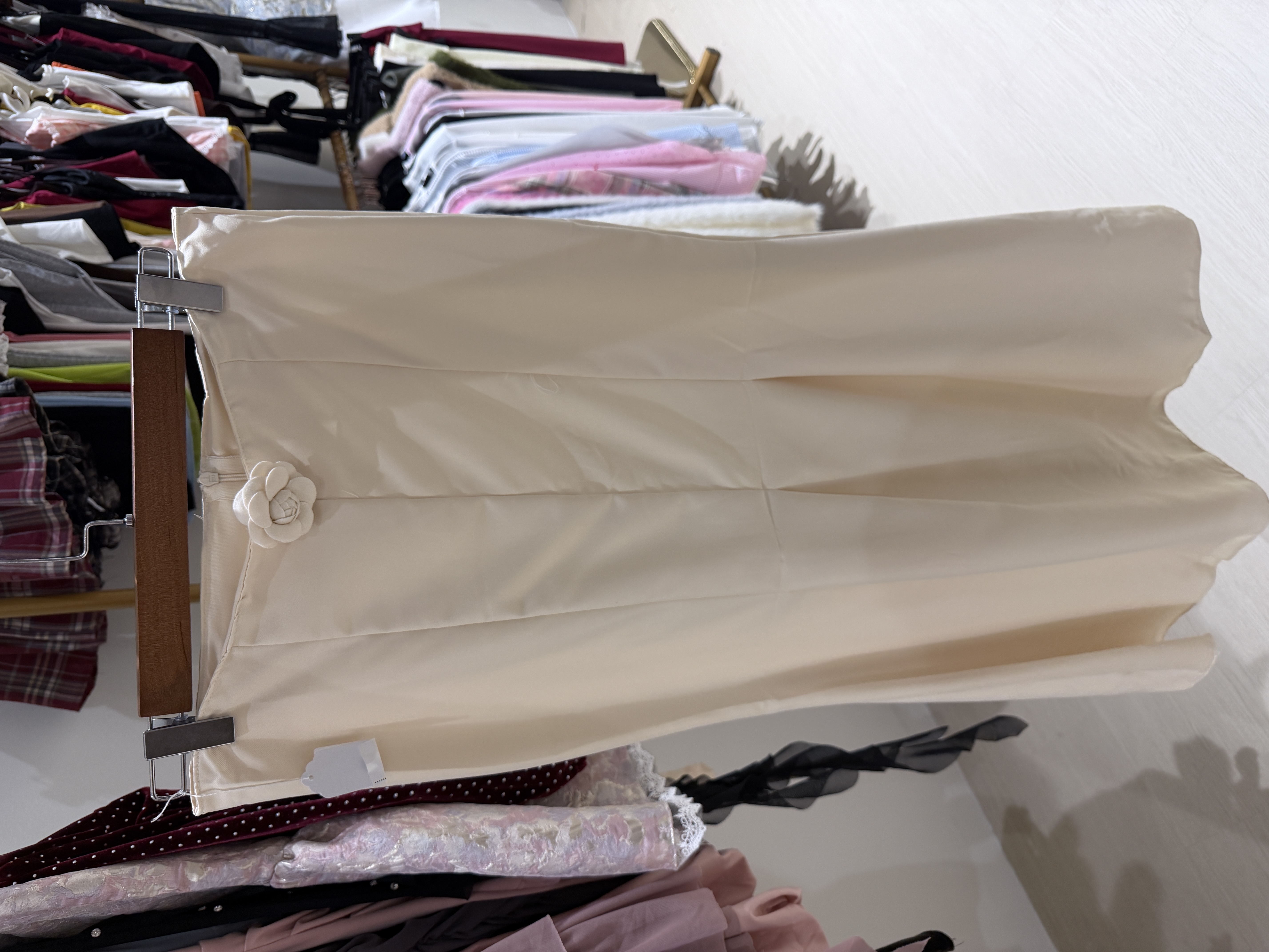 象牙色半身裙，飾有花朵