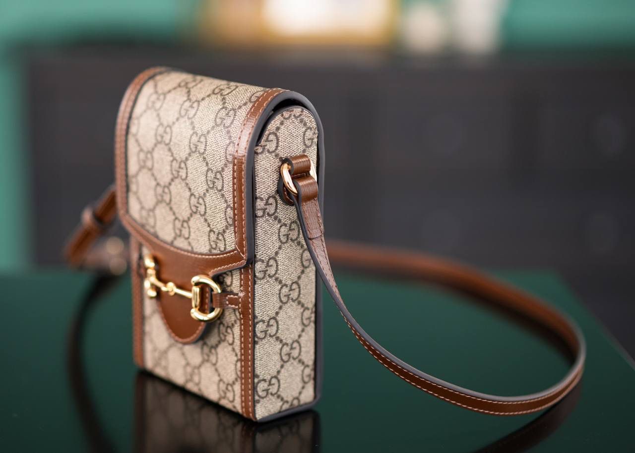 🥯GG Horsebit 1955系列迷你手袋 手机包 焦糖棕 （ 原厂皮全铜五金） 能将经典细节与现代精神巧妙融合的包包， 一定是这一款1955手机包 复古与现代的碰撞 “砰”的一声在时尚界炸出一个大火花 瞬间火爆全网 容纳量非常的高，日常出门的必备神器！ 白菜价格，眯眼入~ 百搭不挑人，男女共用也可当情侣包~巨赞！ 官方款号625615 尺寸：17x11.5x4cm