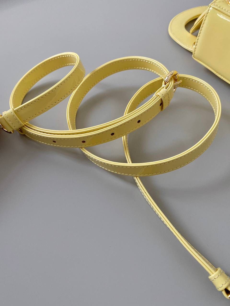 🈶小鸡黄💛𝗗𝗶𝗼𝗿 𝗟𝗮𝗱𝘆三格，漆皮款 谁能抗拒这奶里奶气的新颜色啊 淡淡的色调，看着心情就很好 夏天用简直不要太合适，乖到炸了 17×15×7cm 5310m